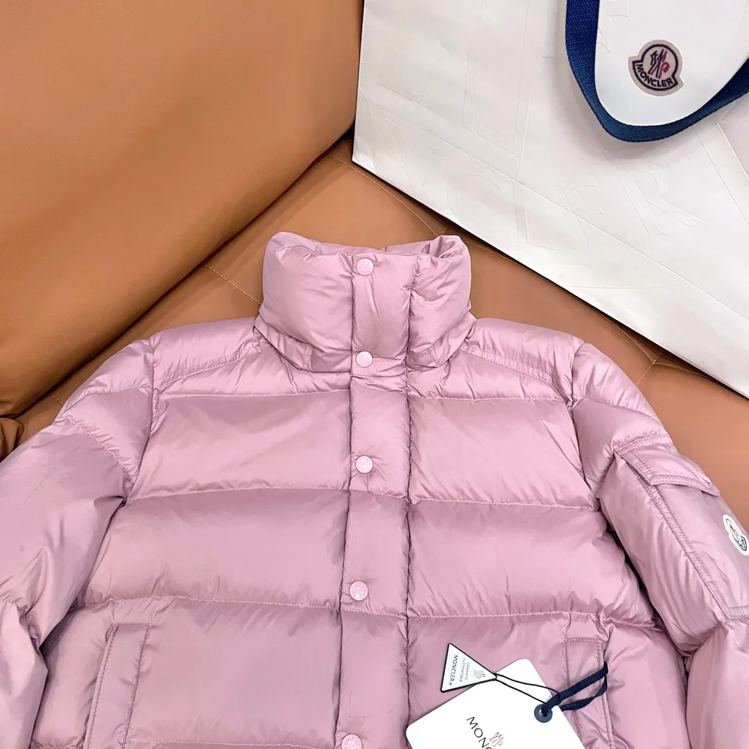 P900 Moncler ➡️New Meng Mouth autumn and winter product Vezere🦢Goose down fog flour down jacket, same style for men and women. This Vezere short down jacket is a basic warm item, highlighting Moncler's style characteristics. The Vezere down jacket is made from longue saison fabric, which is both lightweight and warm. This short down jacket features a hood that can be easily removed depending on the weather. The jacket's silhouette and sleeve patch pockets pay homage to the iconic Moncler Maya down jacket. •Made in longue saison fabric •Nylon léger brillant lining •Down filled •Removable and adjustable hood •Zip and snap fastening •Zip pockets •Patch pockets on sleeves •Adjustable cuffs •Drawstring hem