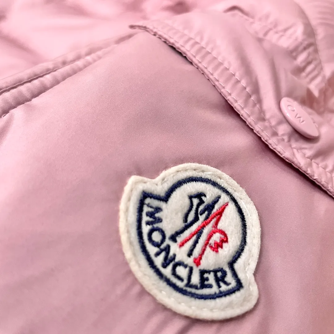 P900 Moncler ➡️New Meng Mouth autumn and winter product Vezere🦢Goose down fog flour down jacket, same style for men and women. This Vezere short down jacket is a basic warm item, highlighting Moncler's style characteristics. The Vezere down jacket is made from longue saison fabric, which is both lightweight and warm. This short down jacket features a hood that can be easily removed depending on the weather. The jacket's silhouette and sleeve patch pockets pay homage to the iconic Moncler Maya down jacket. •Made in longue saison fabric •Nylon léger brillant lining •Down filled •Removable and adjustable hood •Zip and snap fastening •Zip pockets •Patch pockets on sleeves •Adjustable cuffs •Drawstring hem
