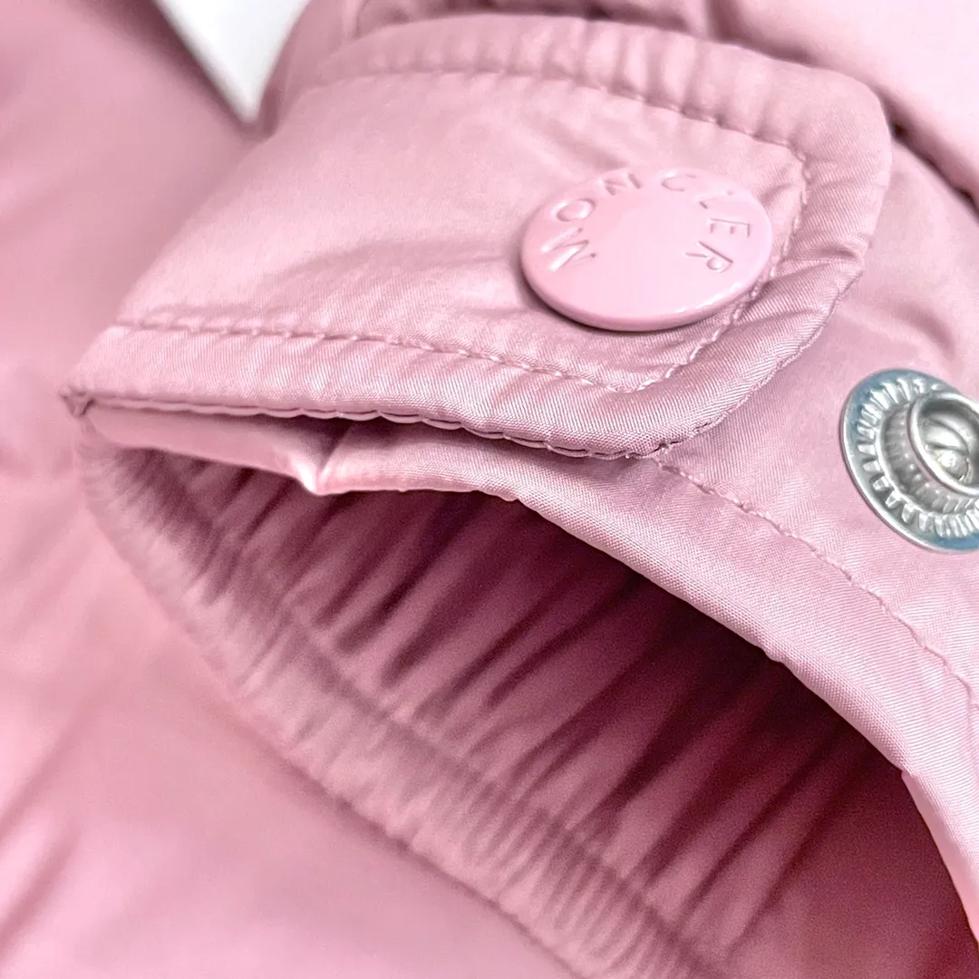 P900 Moncler ➡️New Meng Mouth autumn and winter product Vezere🦢Goose down fog flour down jacket, same style for men and women. This Vezere short down jacket is a basic warm item, highlighting Moncler's style characteristics. The Vezere down jacket is made from longue saison fabric, which is both lightweight and warm. This short down jacket features a hood that can be easily removed depending on the weather. The jacket's silhouette and sleeve patch pockets pay homage to the iconic Moncler Maya down jacket. •Made in longue saison fabric •Nylon léger brillant lining •Down filled •Removable and adjustable hood •Zip and snap fastening •Zip pockets •Patch pockets on sleeves •Adjustable cuffs •Drawstring hem