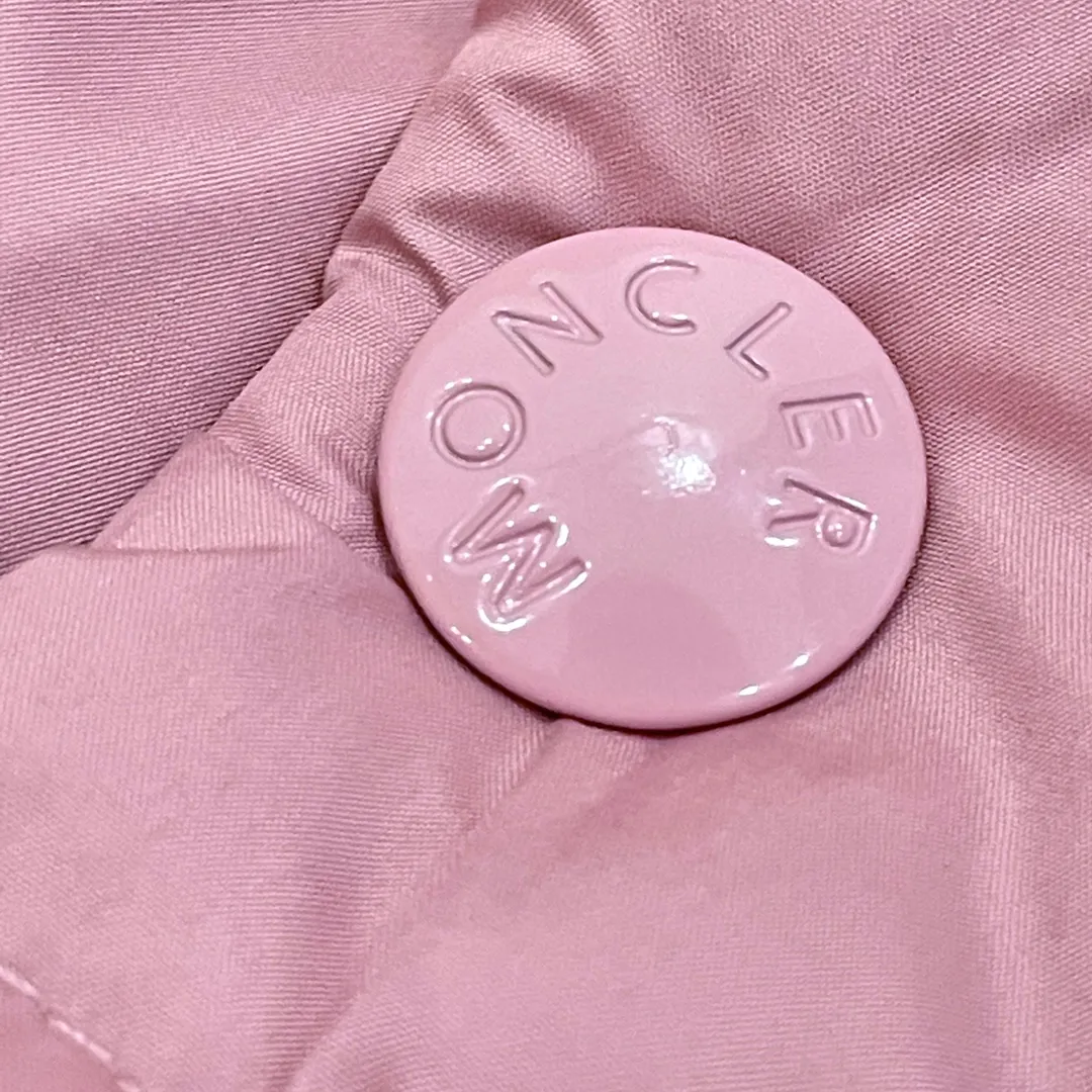 P900 Moncler ➡️New Meng Mouth autumn and winter product Vezere🦢Goose down fog flour down jacket, same style for men and women. This Vezere short down jacket is a basic warm item, highlighting Moncler's style characteristics. The Vezere down jacket is made from longue saison fabric, which is both lightweight and warm. This short down jacket features a hood that can be easily removed depending on the weather. The jacket's silhouette and sleeve patch pockets pay homage to the iconic Moncler Maya down jacket. •Made in longue saison fabric •Nylon léger brillant lining •Down filled •Removable and adjustable hood •Zip and snap fastening •Zip pockets •Patch pockets on sleeves •Adjustable cuffs •Drawstring hem