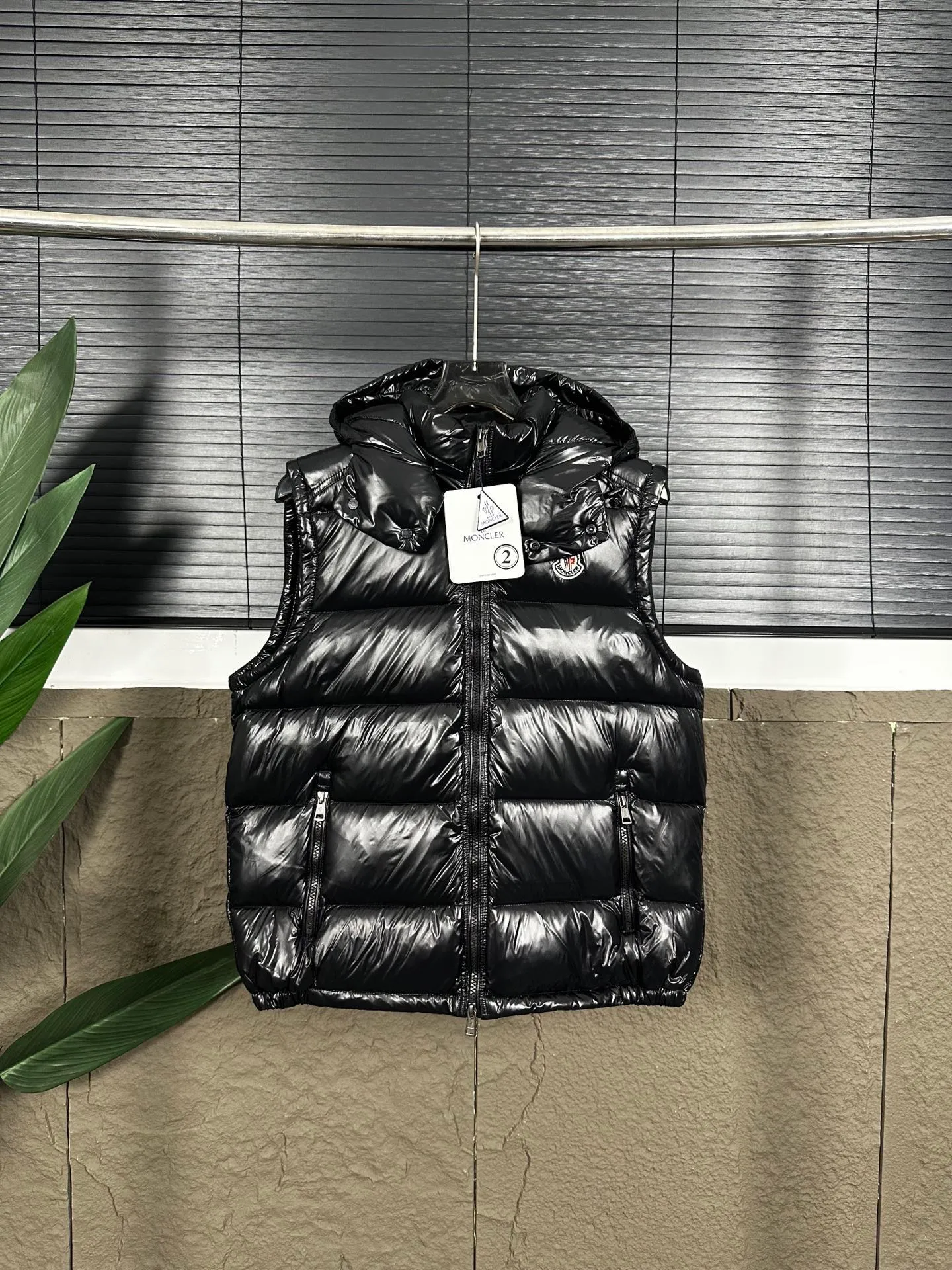 P420 Top real shot, differentiated currency] 𝗠𝗼𝗻𝗰𝗲𝗿/Mask Down Vest Style number: Hot model The Maya/Maya down vest, a collection of Moncler archives that has been awaited for a year, maya down vest is made of iconic shiny lacquered nylon, with high-performance details to provide warmth and protection. This Moncler classic piece is equipped with a detachable hood to enhance the protective performance of the overall design. •NFC chip anti-counterfeiting •Made of lacquered nylon •Painted nylon •Filled with down •Detachable hood •Zipper closure •Outer pocket with zipper closure •Elastic drawstring at the hem The detachable hood gives this down vest more matching options. Toray glossy outer material is provided by customers. 15D nylon fabric/lining is of the highest standard. The fabric feels smooth and has a very textured feel. The entire down jacket has four layers of fabric in total, and the two inner layers are made of the best 400D liner cloth and woolen! It is filled with imported European standard 90% white duck down, with high fluffiness, high gram weight and down content. The feel is excellent in all aspects. You can hardly feel the hair stalks, and you don’t have to worry about the velvet problem. It can effectively lock in and collect heat. You can feel its plump state by looking at the real photos. It is quite light on the upper body and does not feel bloated at all. Double zipper pockets on both sides, No. 5 resin zipper closure method; soft and not stuck; there is no problem in putting a mobile phone card holder! The resin zipper blocks the wind; it blocks the cold wind in the cold winter! Original durable accessories and hardware ~ all made to order! It shows the aura of big brands everywhere, highlights the high-end style and quality, is simple and elegant, and looks good no matter how you wear it. Mengkou has been focusing on production for 8 years. The perfect combination of every link ensures the smoothness of each piece of clothing. It is the Rolls-Royce of down jackets~ Color: Black Size: 1-2-3-4-5