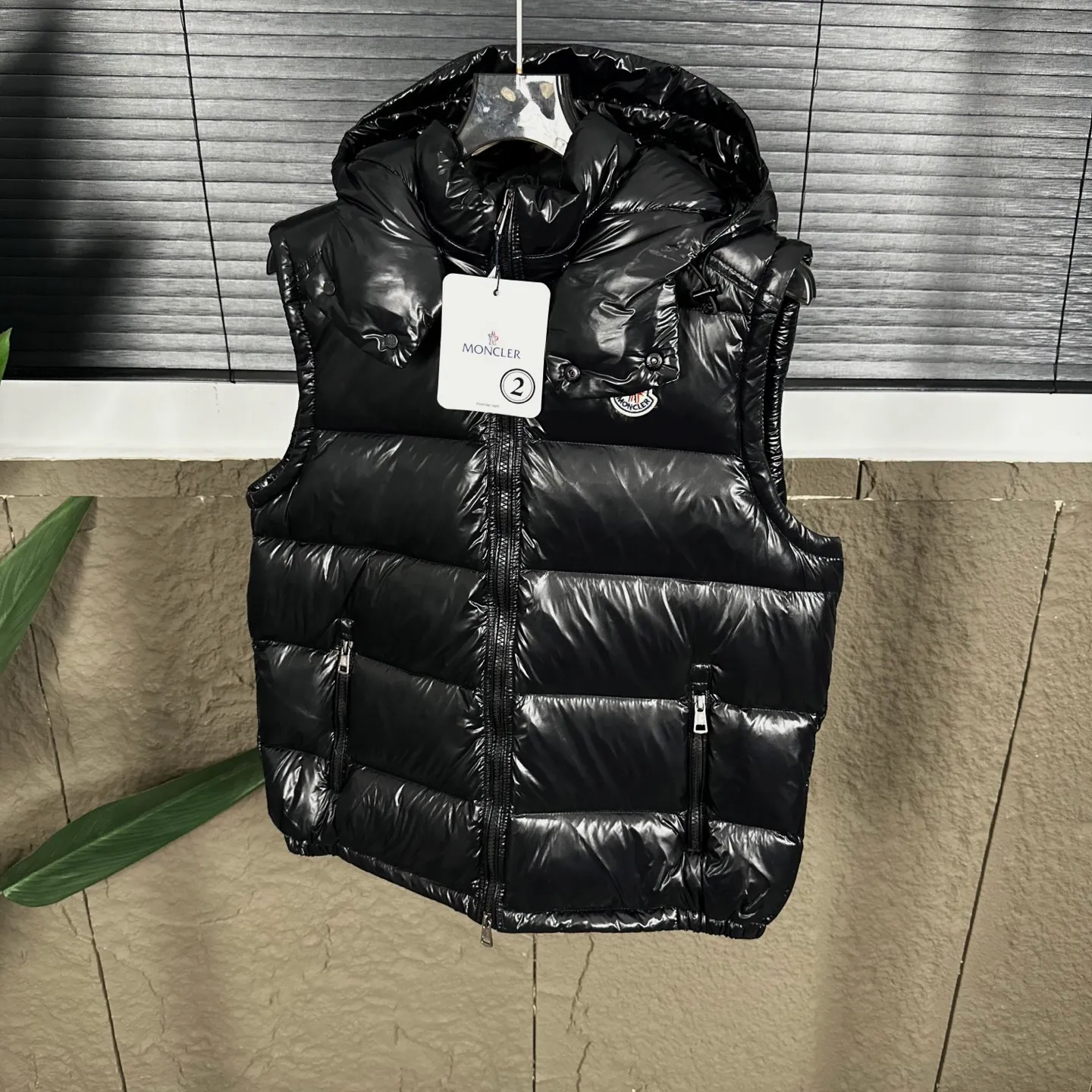P420 Top real shot, differentiated currency] 𝗠𝗼𝗻𝗰𝗲𝗿/Mask Down Vest Style number: Hot model The Maya/Maya down vest, a collection of Moncler archives that has been awaited for a year, maya down vest is made of iconic shiny lacquered nylon, with high-performance details to provide warmth and protection. This Moncler classic piece is equipped with a detachable hood to enhance the protective performance of the overall design. •NFC chip anti-counterfeiting •Made of lacquered nylon •Painted nylon •Filled with down •Detachable hood •Zipper closure •Outer pocket with zipper closure •Elastic drawstring at the hem The detachable hood gives this down vest more matching options. Toray glossy outer material is provided by customers. 15D nylon fabric/lining is of the highest standard. The fabric feels smooth and has a very textured feel. The entire down jacket has four layers of fabric in total, and the two inner layers are made of the best 400D liner cloth and woolen! It is filled with imported European standard 90% white duck down, with high fluffiness, high gram weight and down content. The feel is excellent in all aspects. You can hardly feel the hair stalks, and you don’t have to worry about the velvet problem. It can effectively lock in and collect heat. You can feel its plump state by looking at the real photos. It is quite light on the upper body and does not feel bloated at all. Double zipper pockets on both sides, No. 5 resin zipper closure method; soft and not stuck; there is no problem in putting a mobile phone card holder! The resin zipper blocks the wind; it blocks the cold wind in the cold winter! Original durable accessories and hardware ~ all made to order! It shows the aura of big brands everywhere, highlights the high-end style and quality, is simple and elegant, and looks good no matter how you wear it. Mengkou has been focusing on production for 8 years. The perfect combination of every link ensures the smoothness of each piece of clothing. It is the Rolls-Royce of down jackets~ Color: Black Size: 1-2-3-4-5