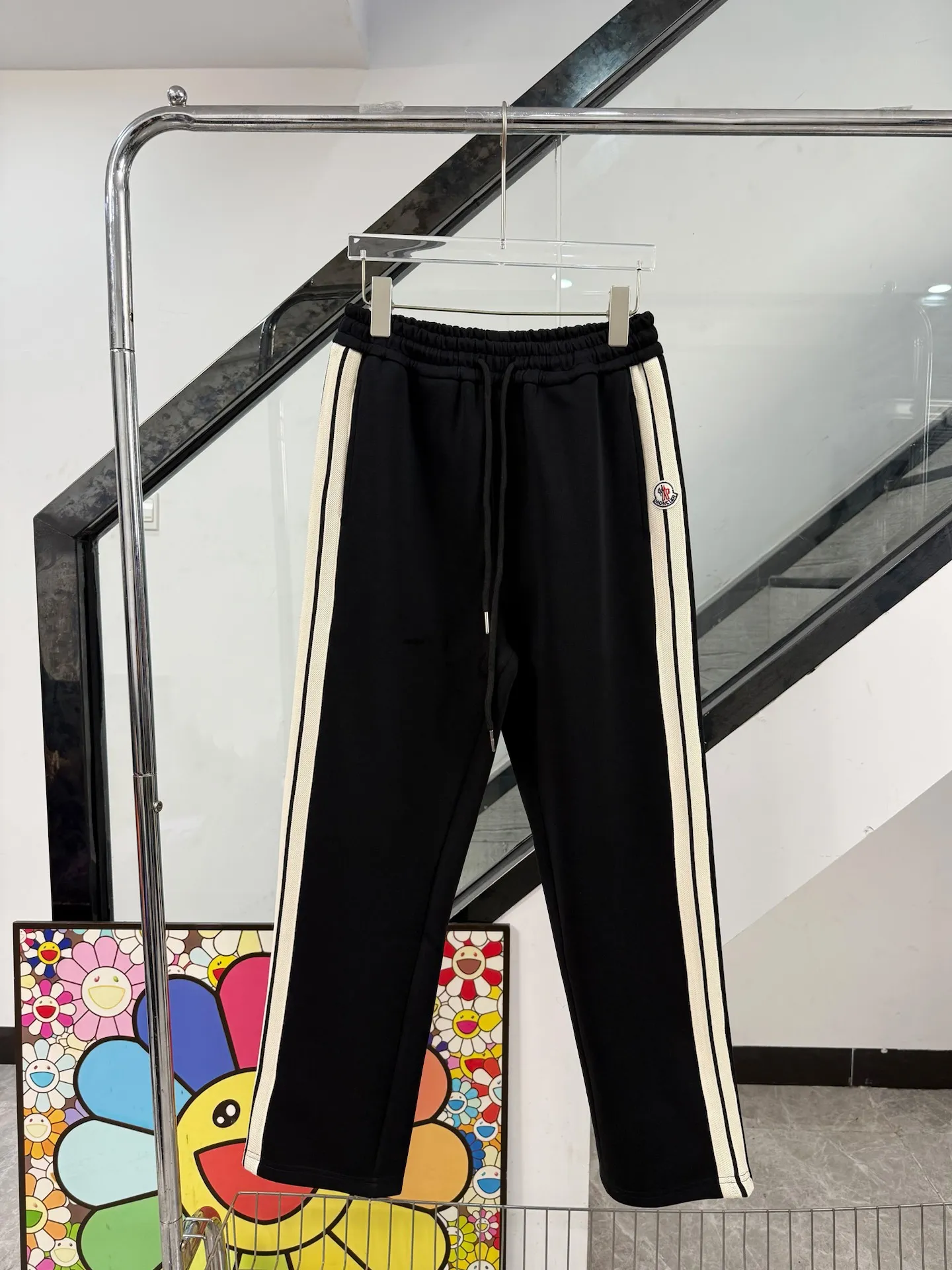 P210 model number/z146 classic straight-leg sweatpants with misplaced muzzle webbing and small label. MONCLER official website ZP synchronized new sweatpants. The fabric is made of 450g heavy double-ply double yarn composite fabric. The sewing process of misaligned webbing with small label is elasticated. The elastic drawstring waist design is full of flexibility. The inner hemming and wrapping strips are high-quality. Perfect details. Loose version. Made with conscience. High temperature resistance. Will not fall off. Machine washable. Large factory with flow workmanship. The double-needle stitching of the bag is neat and tidy. Popular model among Internet celebrities. Very popular. Loose os version. Can be worn up to 200 pounds. Tag. Hanging beads. Washing water. Main seller. Packaging. Full set of accessories. 📦 All details are real shots without beauty filters. Buy with confidence. 📷 Color: black Size: S M L XL