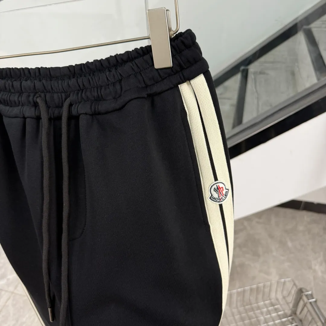 P210 model number/z146 classic straight-leg sweatpants with misplaced muzzle webbing and small label. MONCLER official website ZP synchronized new sweatpants. The fabric is made of 450g heavy double-ply double yarn composite fabric. The sewing process of misaligned webbing with small label is elasticated. The elastic drawstring waist design is full of flexibility. The inner hemming and wrapping strips are high-quality. Perfect details. Loose version. Made with conscience. High temperature resistance. Will not fall off. Machine washable. Large factory with flow workmanship. The double-needle stitching of the bag is neat and tidy. Popular model among Internet celebrities. Very popular. Loose os version. Can be worn up to 200 pounds. Tag. Hanging beads. Washing water. Main seller. Packaging. Full set of accessories. 📦 All details are real shots without beauty filters. Buy with confidence. 📷 Color: black Size: S M L XL