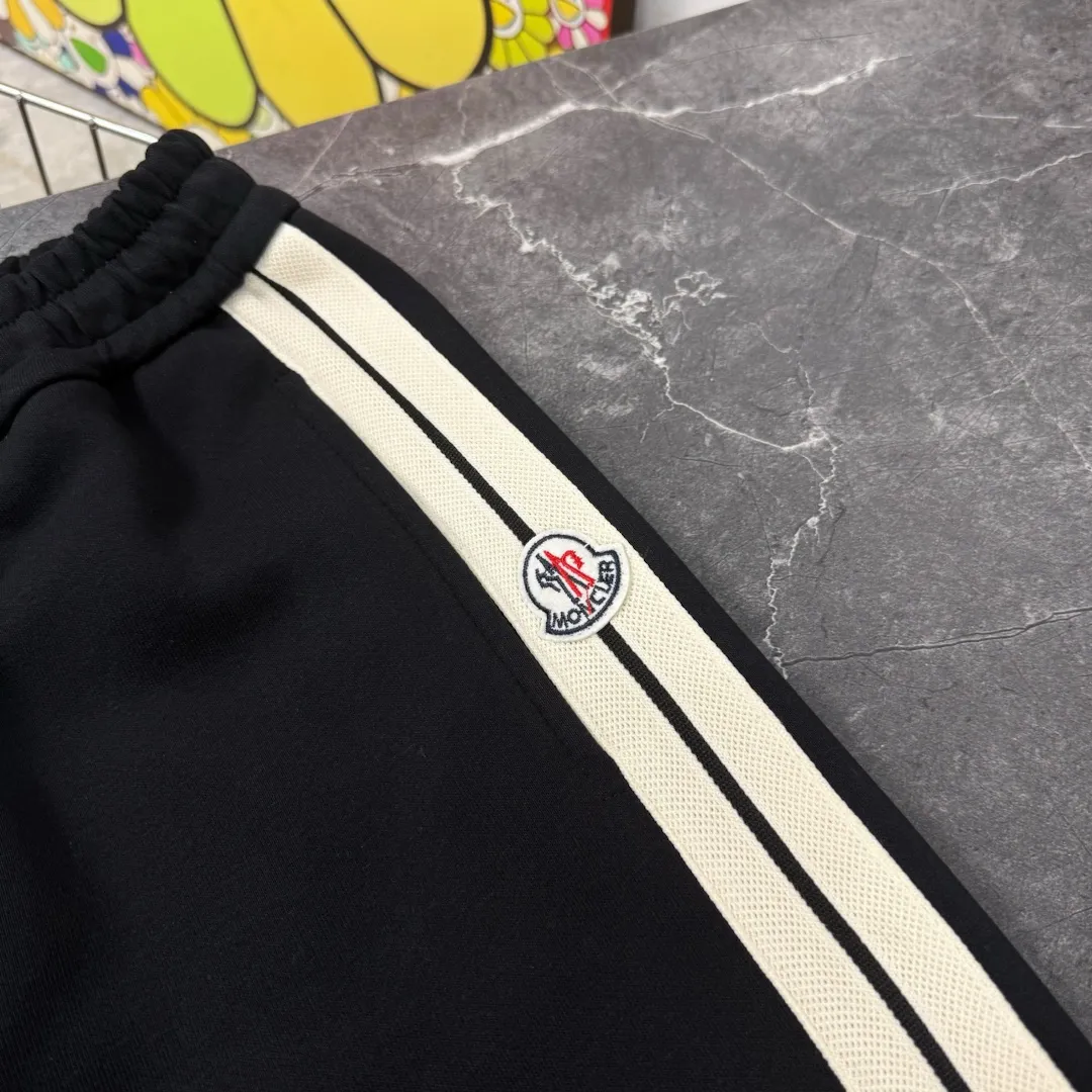 P210 model number/z146 classic straight-leg sweatpants with misplaced muzzle webbing and small label. MONCLER official website ZP synchronized new sweatpants. The fabric is made of 450g heavy double-ply double yarn composite fabric. The sewing process of misaligned webbing with small label is elasticated. The elastic drawstring waist design is full of flexibility. The inner hemming and wrapping strips are high-quality. Perfect details. Loose version. Made with conscience. High temperature resistance. Will not fall off. Machine washable. Large factory with flow workmanship. The double-needle stitching of the bag is neat and tidy. Popular model among Internet celebrities. Very popular. Loose os version. Can be worn up to 200 pounds. Tag. Hanging beads. Washing water. Main seller. Packaging. Full set of accessories. 📦 All details are real shots without beauty filters. Buy with confidence. 📷 Color: black Size: S M L XL