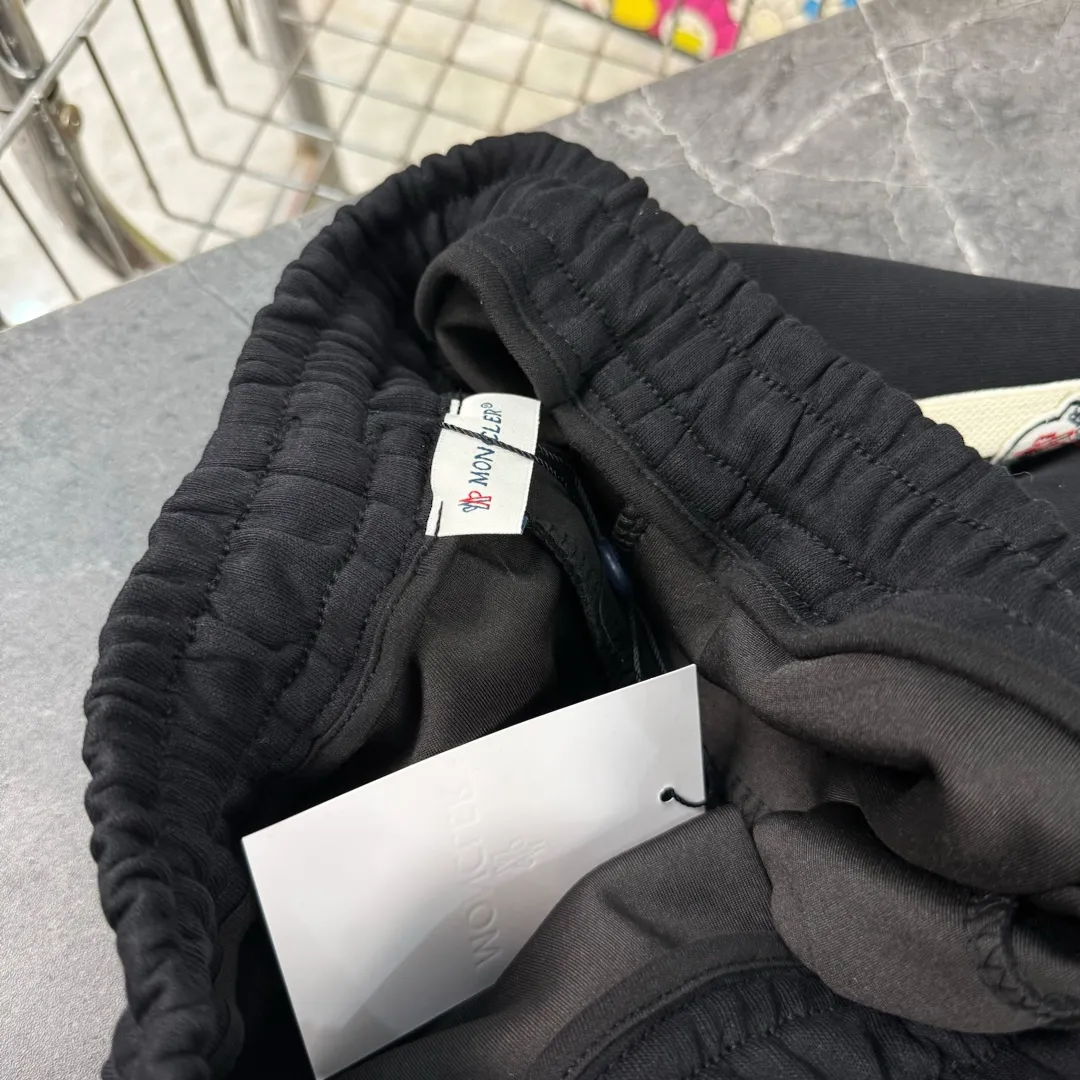 P210 model number/z146 classic straight-leg sweatpants with misplaced muzzle webbing and small label. MONCLER official website ZP synchronized new sweatpants. The fabric is made of 450g heavy double-ply double yarn composite fabric. The sewing process of misaligned webbing with small label is elasticated. The elastic drawstring waist design is full of flexibility. The inner hemming and wrapping strips are high-quality. Perfect details. Loose version. Made with conscience. High temperature resistance. Will not fall off. Machine washable. Large factory with flow workmanship. The double-needle stitching of the bag is neat and tidy. Popular model among Internet celebrities. Very popular. Loose os version. Can be worn up to 200 pounds. Tag. Hanging beads. Washing water. Main seller. Packaging. Full set of accessories. 📦 All details are real shots without beauty filters. Buy with confidence. 📷 Color: black Size: S M L XL