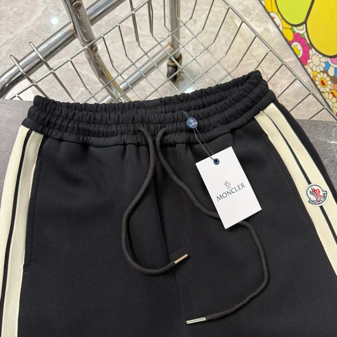 P210 model number/z146 classic straight-leg sweatpants with misplaced muzzle webbing and small label. MONCLER official website ZP synchronized new sweatpants. The fabric is made of 450g heavy double-ply double yarn composite fabric. The sewing process of misaligned webbing with small label is elasticated. The elastic drawstring waist design is full of flexibility. The inner hemming and wrapping strips are high-quality. Perfect details. Loose version. Made with conscience. High temperature resistance. Will not fall off. Machine washable. Large factory with flow workmanship. The double-needle stitching of the bag is neat and tidy. Popular model among Internet celebrities. Very popular. Loose os version. Can be worn up to 200 pounds. Tag. Hanging beads. Washing water. Main seller. Packaging. Full set of accessories. 📦 All details are real shots without beauty filters. Buy with confidence. 📷 Color: black Size: S M L XL