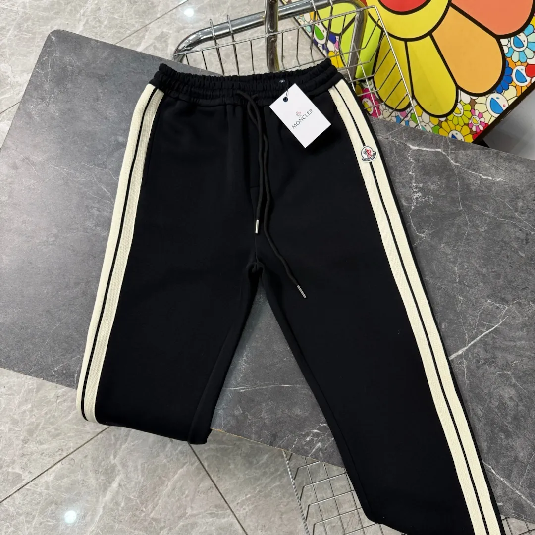 P210 model number/z146 classic straight-leg sweatpants with misplaced muzzle webbing and small label. MONCLER official website ZP synchronized new sweatpants. The fabric is made of 450g heavy double-ply double yarn composite fabric. The sewing process of misaligned webbing with small label is elasticated. The elastic drawstring waist design is full of flexibility. The inner hemming and wrapping strips are high-quality. Perfect details. Loose version. Made with conscience. High temperature resistance. Will not fall off. Machine washable. Large factory with flow workmanship. The double-needle stitching of the bag is neat and tidy. Popular model among Internet celebrities. Very popular. Loose os version. Can be worn up to 200 pounds. Tag. Hanging beads. Washing water. Main seller. Packaging. Full set of accessories. 📦 All details are real shots without beauty filters. Buy with confidence. 📷 Color: black Size: S M L XL