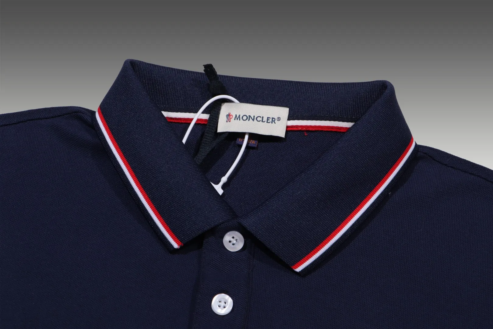 P190 Complete with three standards] MONCLER~ MONCLER 2024 summer new high-quality lapel short-sleeved POLO shirt, counter-customized fabric, high breathability and comfort, impeccable details, brand element design concept, reflecting high quality. It feels delicate and soft! It presents a casual cut and the upper body shape is great! The chest is filled with three-dimensional embroidery of the brand LOGO to highlight quality and luxury. Color: black/white Size: M~3XL