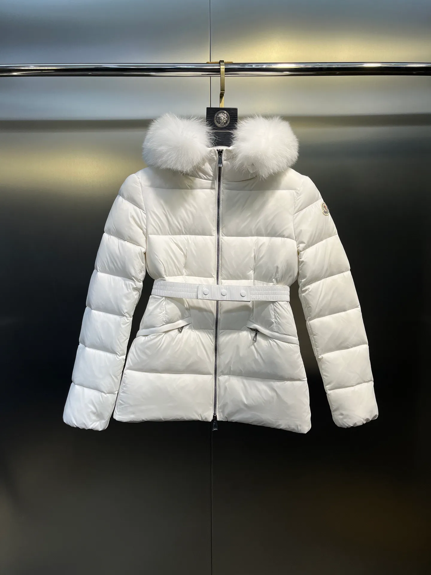 P1000 𝐌𝐎𝐍𝐂𝐋𝐄𝐑🌟Moushed BOED series Autumn and winter new type of muzzled hooded down jacket with belted fur collar and waist. The slim cut highlights the temperament of this down. It doesn’t look fluffy and bloated, and it is light and neat. Good products like this are hard to come by. Every detail is worth your time to explore, and this one is not picky at all. Style number: A83# Color: champagne white black size: 1234