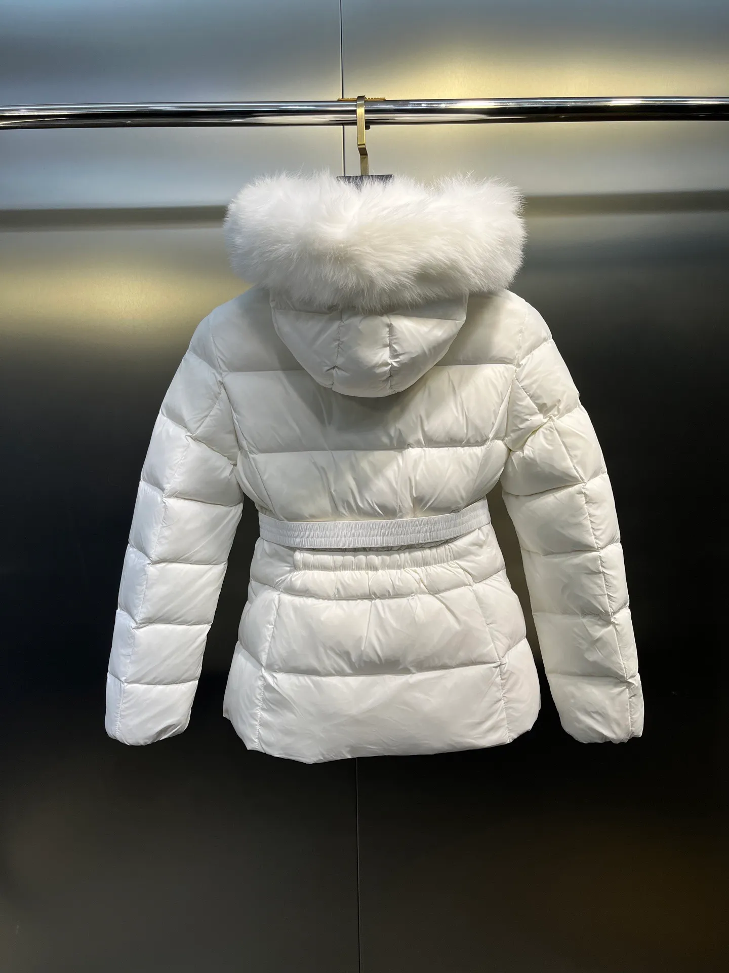 P1000 𝐌𝐎𝐍𝐂𝐋𝐄𝐑🌟Moushed BOED series Autumn and winter new type of muzzled hooded down jacket with belted fur collar and waist. The slim cut highlights the temperament of this down. It doesn’t look fluffy and bloated, and it is light and neat. Good products like this are hard to come by. Every detail is worth your time to explore, and this one is not picky at all. Style number: A83# Color: champagne white black size: 1234