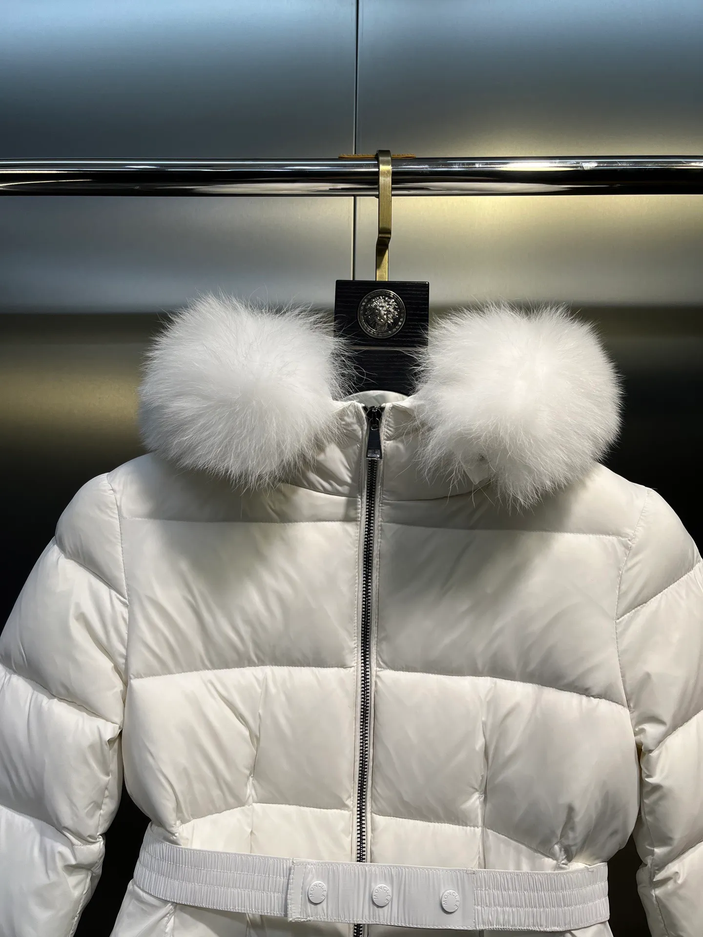 P1000 𝐌𝐎𝐍𝐂𝐋𝐄𝐑🌟Moushed BOED series Autumn and winter new type of muzzled hooded down jacket with belted fur collar and waist. The slim cut highlights the temperament of this down. It doesn’t look fluffy and bloated, and it is light and neat. Good products like this are hard to come by. Every detail is worth your time to explore, and this one is not picky at all. Style number: A83# Color: champagne white black size: 1234