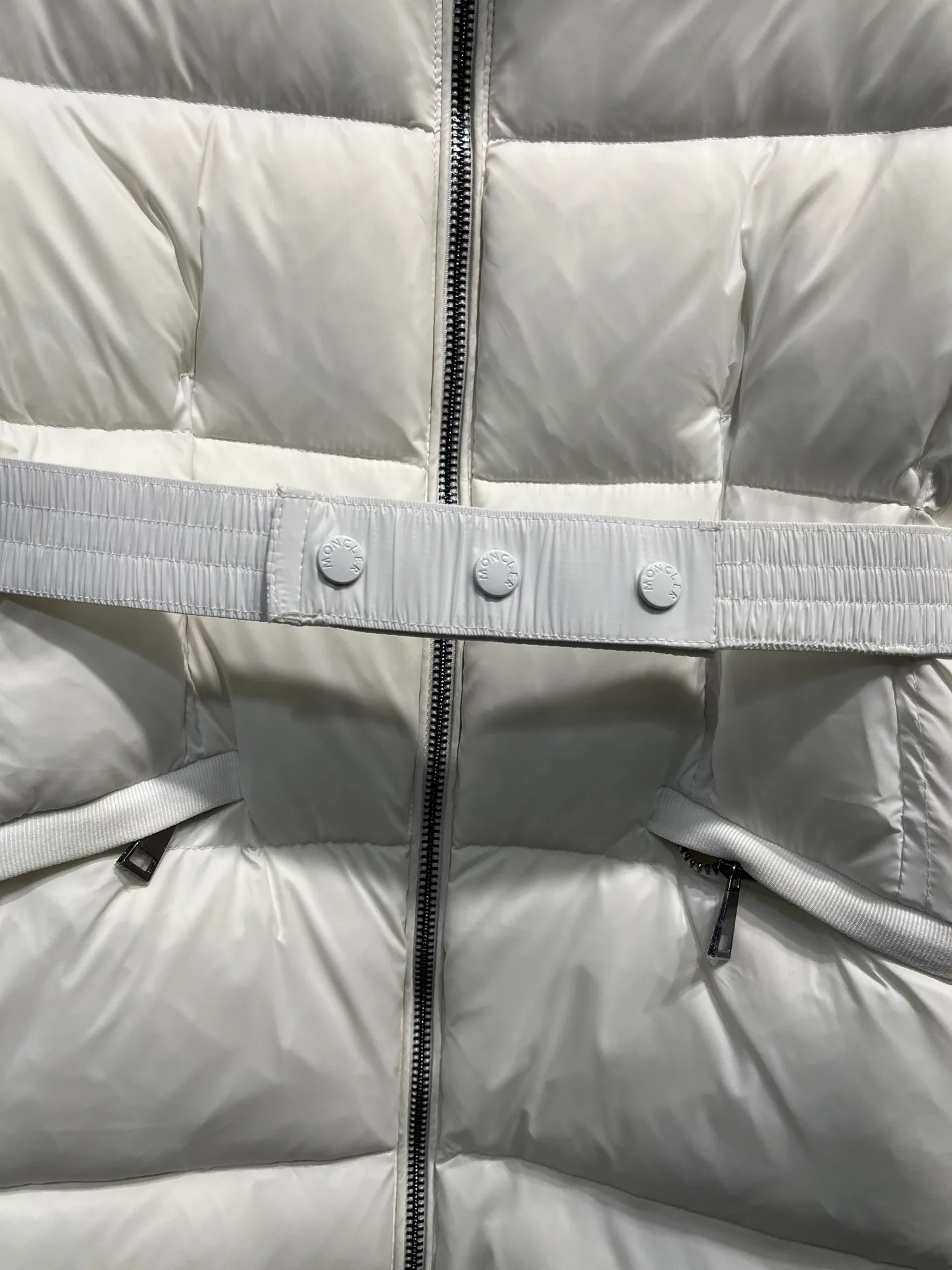 P1000 𝐌𝐎𝐍𝐂𝐋𝐄𝐑🌟Moushed BOED series Autumn and winter new type of muzzled hooded down jacket with belted fur collar and waist. The slim cut highlights the temperament of this down. It doesn’t look fluffy and bloated, and it is light and neat. Good products like this are hard to come by. Every detail is worth your time to explore, and this one is not picky at all. Style number: A83# Color: champagne white black size: 1234