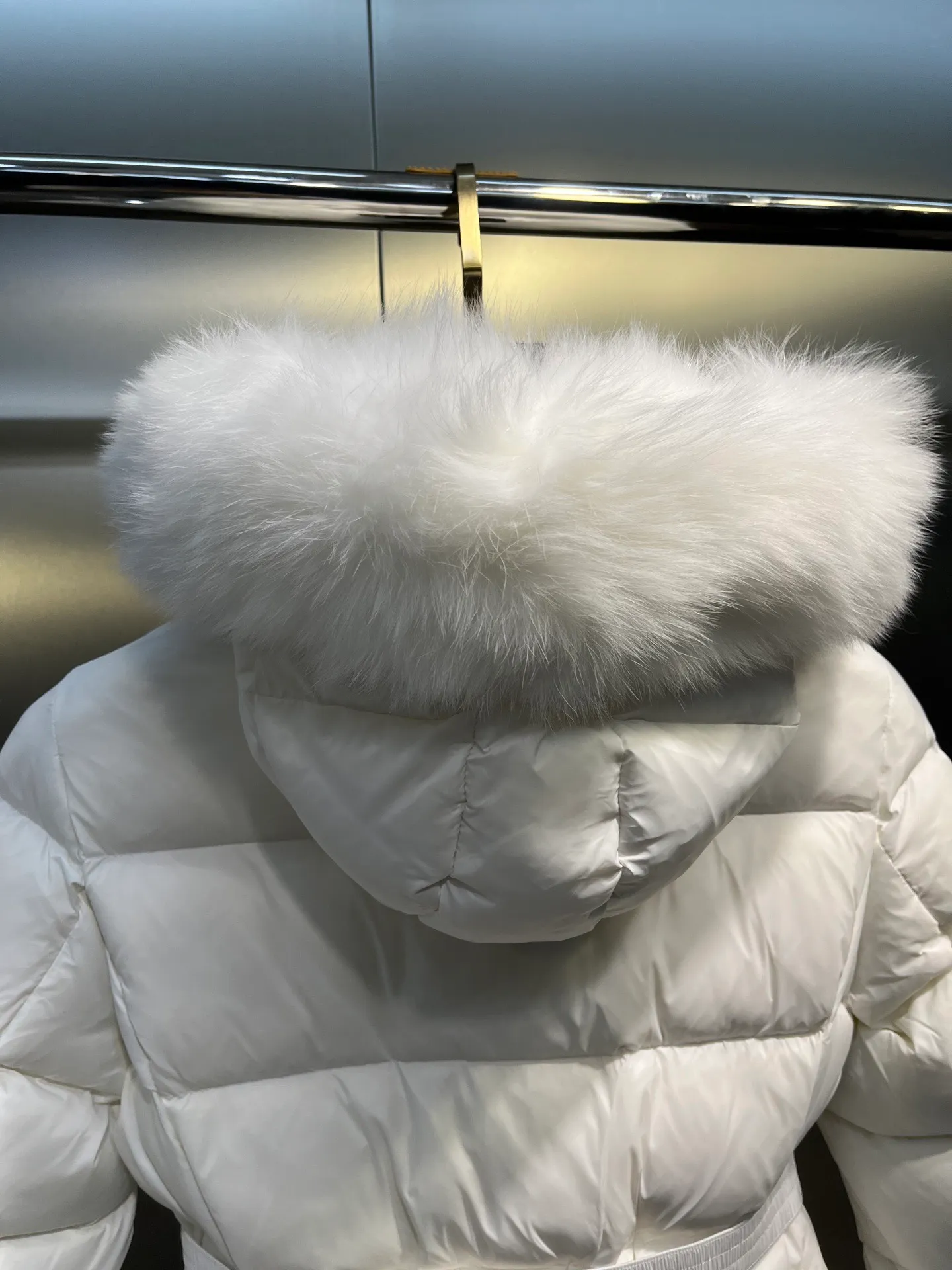 P1000 𝐌𝐎𝐍𝐂𝐋𝐄𝐑🌟Moushed BOED series Autumn and winter new type of muzzled hooded down jacket with belted fur collar and waist. The slim cut highlights the temperament of this down. It doesn’t look fluffy and bloated, and it is light and neat. Good products like this are hard to come by. Every detail is worth your time to explore, and this one is not picky at all. Style number: A83# Color: champagne white black size: 1234