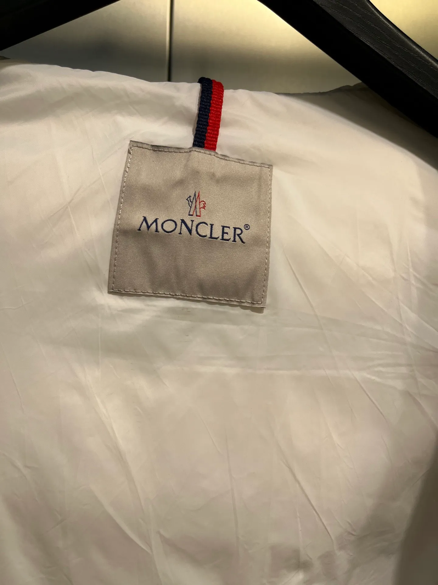 P1000 𝐌𝐎𝐍𝐂𝐋𝐄𝐑🌟Moushed BOED series Autumn and winter new type of muzzled hooded down jacket with belted fur collar and waist. The slim cut highlights the temperament of this down. It doesn’t look fluffy and bloated, and it is light and neat. Good products like this are hard to come by. Every detail is worth your time to explore, and this one is not picky at all. Style number: A83# Color: champagne white black size: 1234