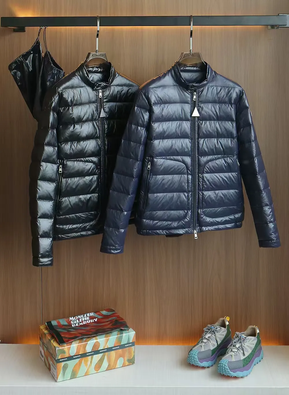 P1120 Moncler Acorus Lightweight Short Men's Down Jacket Jacket The Acorus Men's Short Down Jacket is light and warm, with a classic design that transcends seasons and trends. It is a classic item in the Moncler men's series. It is recommended to choose one size larger for the slim fit. The Acorus Men's Short Down Jacket is made from Longue Saison nylon, which is lightweight and comfortable, providing protection and warmth. This down jacket is a classic Moncler item, embodying timeless fashion beauty and the brand’s dynamic spirit. Details •Made from longue saison fabric •Longue saison lining •Down filling •Zip closure •Zip pockets •Snap buttons at collar and cuffs •Logo patch Size: 1-5