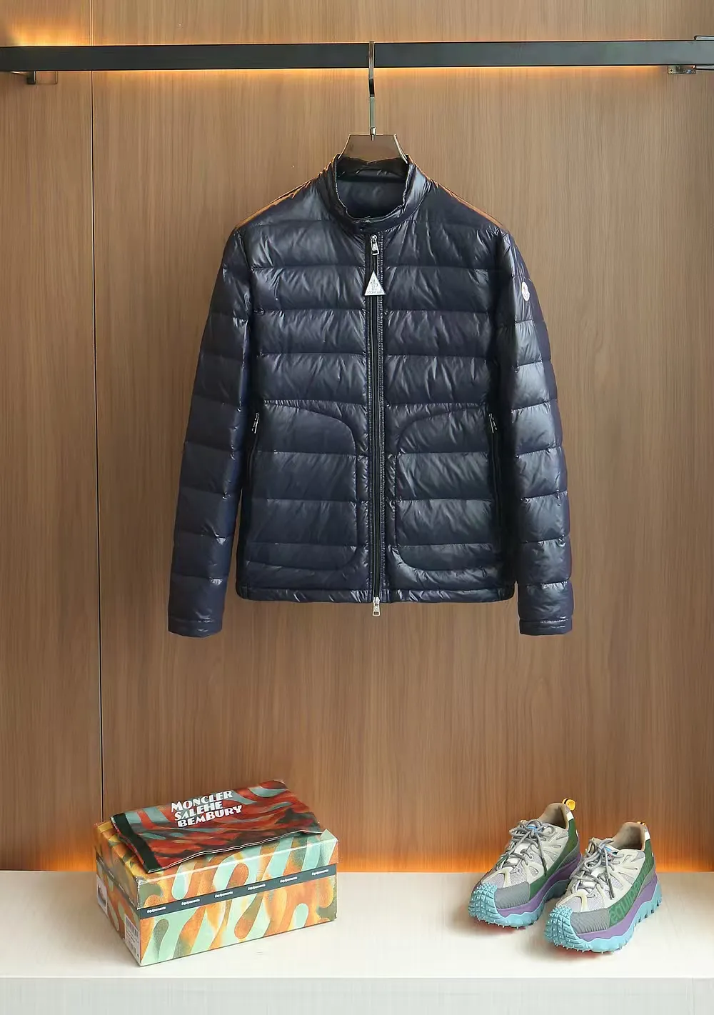 P1120 Moncler Acorus Lightweight Short Men's Down Jacket Jacket The Acorus Men's Short Down Jacket is light and warm, with a classic design that transcends seasons and trends. It is a classic item in the Moncler men's series. It is recommended to choose one size larger for the slim fit. The Acorus Men's Short Down Jacket is made from Longue Saison nylon, which is lightweight and comfortable, providing protection and warmth. This down jacket is a classic Moncler item, embodying timeless fashion beauty and the brand’s dynamic spirit. Details •Made from longue saison fabric •Longue saison lining •Down filling •Zip closure •Zip pockets •Snap buttons at collar and cuffs •Logo patch Size: 1-5