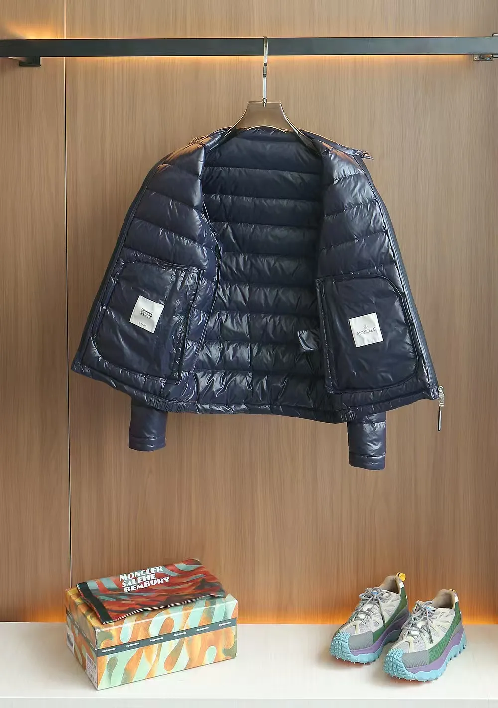 P1120 Moncler Acorus Lightweight Short Men's Down Jacket Jacket The Acorus Men's Short Down Jacket is light and warm, with a classic design that transcends seasons and trends. It is a classic item in the Moncler men's series. It is recommended to choose one size larger for the slim fit. The Acorus Men's Short Down Jacket is made from Longue Saison nylon, which is lightweight and comfortable, providing protection and warmth. This down jacket is a classic Moncler item, embodying timeless fashion beauty and the brand’s dynamic spirit. Details •Made from longue saison fabric •Longue saison lining •Down filling •Zip closure •Zip pockets •Snap buttons at collar and cuffs •Logo patch Size: 1-5