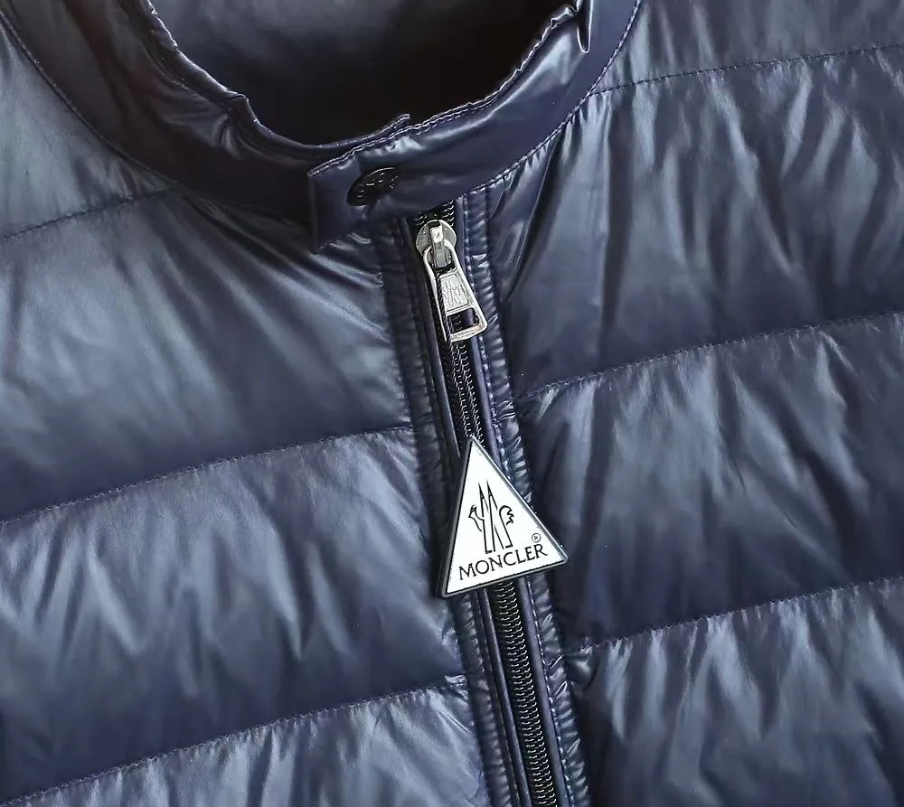 P1120 Moncler Acorus Lightweight Short Men's Down Jacket Jacket The Acorus Men's Short Down Jacket is light and warm, with a classic design that transcends seasons and trends. It is a classic item in the Moncler men's series. It is recommended to choose one size larger for the slim fit. The Acorus Men's Short Down Jacket is made from Longue Saison nylon, which is lightweight and comfortable, providing protection and warmth. This down jacket is a classic Moncler item, embodying timeless fashion beauty and the brand’s dynamic spirit. Details •Made from longue saison fabric •Longue saison lining •Down filling •Zip closure •Zip pockets •Snap buttons at collar and cuffs •Logo patch Size: 1-5