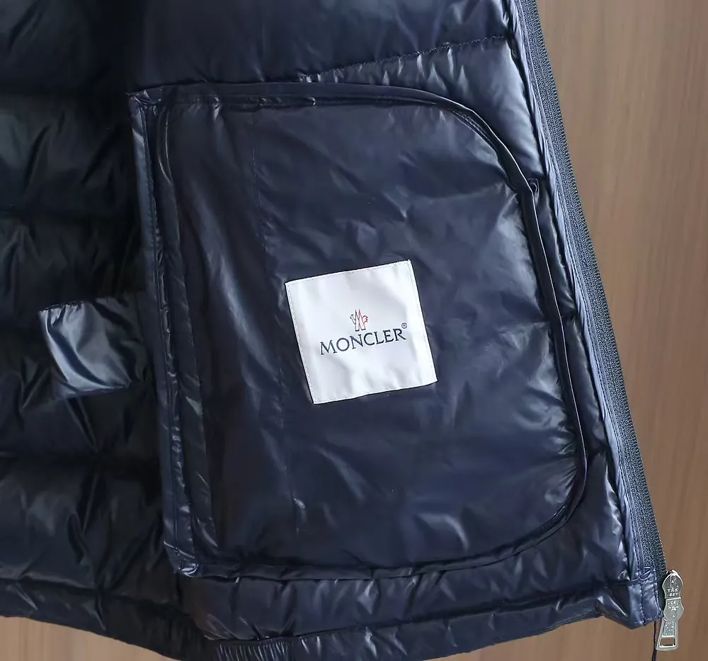 P1120 Moncler Acorus Lightweight Short Men's Down Jacket Jacket The Acorus Men's Short Down Jacket is light and warm, with a classic design that transcends seasons and trends. It is a classic item in the Moncler men's series. It is recommended to choose one size larger for the slim fit. The Acorus Men's Short Down Jacket is made from Longue Saison nylon, which is lightweight and comfortable, providing protection and warmth. This down jacket is a classic Moncler item, embodying timeless fashion beauty and the brand’s dynamic spirit. Details •Made from longue saison fabric •Longue saison lining •Down filling •Zip closure •Zip pockets •Snap buttons at collar and cuffs •Logo patch Size: 1-5