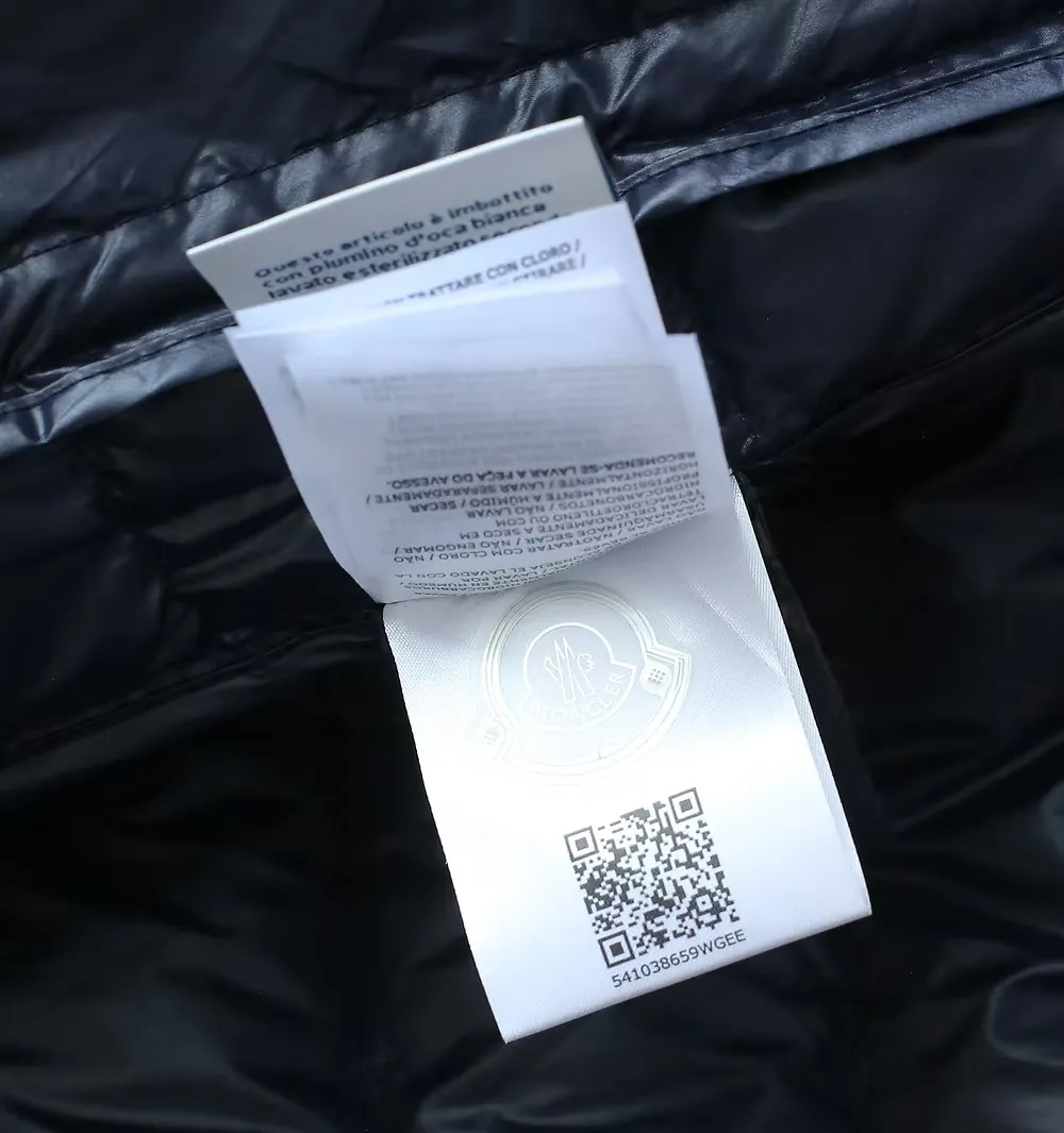 P1120 Moncler Acorus Lightweight Short Men's Down Jacket Jacket The Acorus Men's Short Down Jacket is light and warm, with a classic design that transcends seasons and trends. It is a classic item in the Moncler men's series. It is recommended to choose one size larger for the slim fit. The Acorus Men's Short Down Jacket is made from Longue Saison nylon, which is lightweight and comfortable, providing protection and warmth. This down jacket is a classic Moncler item, embodying timeless fashion beauty and the brand’s dynamic spirit. Details •Made from longue saison fabric •Longue saison lining •Down filling •Zip closure •Zip pockets •Snap buttons at collar and cuffs •Logo patch Size: 1-5