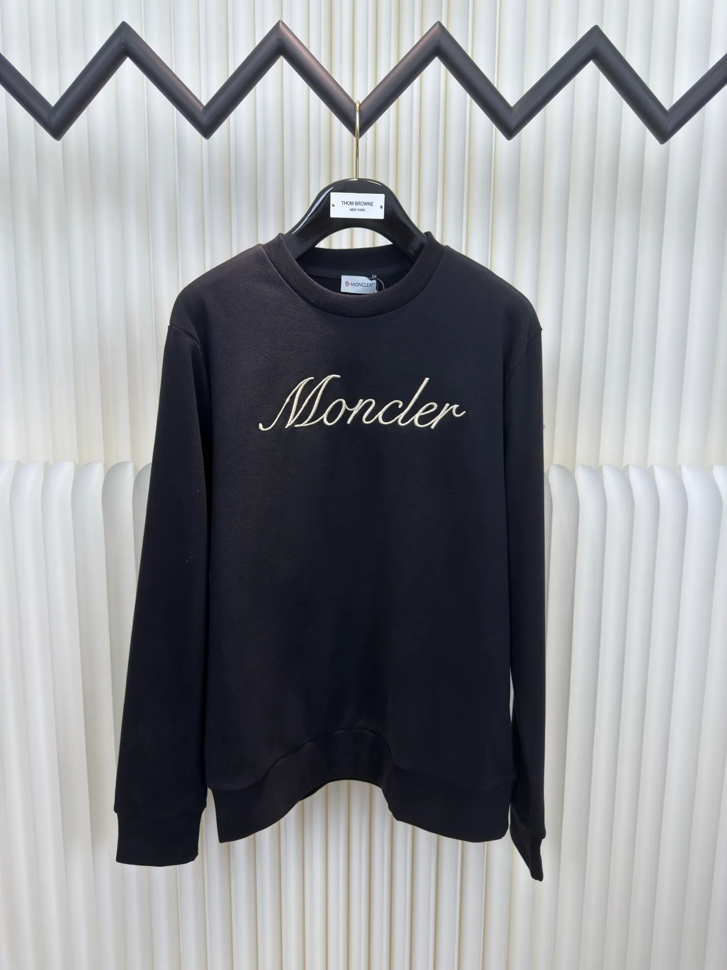 P370 Mouthless MONCLER Mouthless Embroidered Armband Sweatshirt is made of 380g brushed sweatshirt terry, and the fabric is brushed to make the surface feel softer and smoother. The thread is matched with 1*1 double yarn thread.  The embroidery uses 3D multi-dimensional embroidery, embellished with connected brand embroidered letters. The armband is made of sheepskin composite embroidery technology.  Made from soft cotton fleece, this sweatshirt is suitable for all seasons. Round neck design, embellished with logo embroidery, inspired by college baseball uniforms. Made of cotton fleece Crew neck Logo embossed and embroidered Sizes S M L XL
