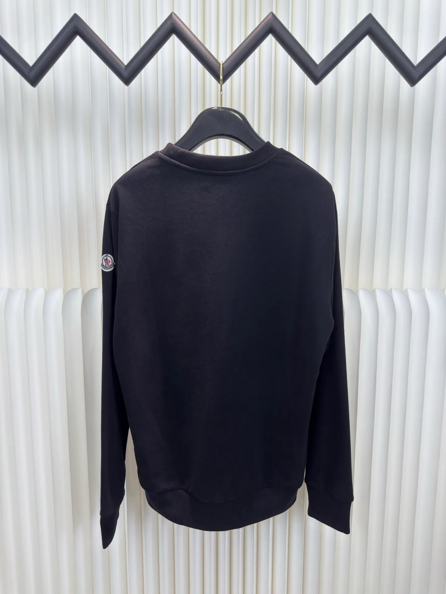 P370 Mouthless MONCLER Mouthless Embroidered Armband Sweatshirt is made of 380g brushed sweatshirt terry, and the fabric is brushed to make the surface feel softer and smoother. The thread is matched with 1*1 double yarn thread.  The embroidery uses 3D multi-dimensional embroidery, embellished with connected brand embroidered letters. The armband is made of sheepskin composite embroidery technology.  Made from soft cotton fleece, this sweatshirt is suitable for all seasons. Round neck design, embellished with logo embroidery, inspired by college baseball uniforms. Made of cotton fleece Crew neck Logo embossed and embroidered Sizes S M L XL