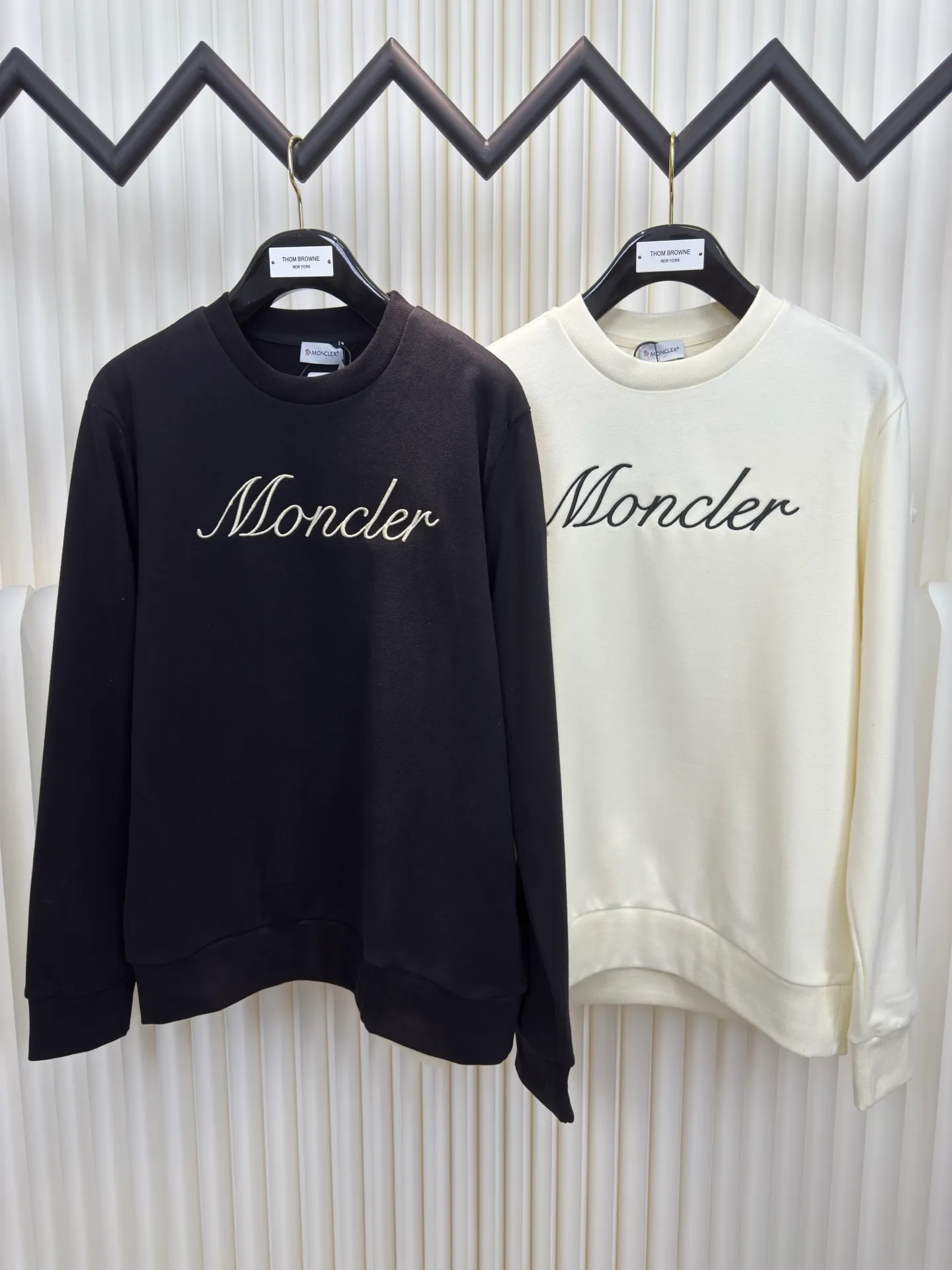 P370 Mouthless MONCLER Mouthless Embroidered Armband Sweatshirt is made of 380g brushed sweatshirt terry, and the fabric is brushed to make the surface feel softer and smoother. The thread is matched with 1*1 double yarn thread.  The embroidery uses 3D multi-dimensional embroidery, embellished with connected brand embroidered letters. The armband is made of sheepskin composite embroidery technology.  Made from soft cotton fleece, this sweatshirt is suitable for all seasons. Round neck design, embellished with logo embroidery, inspired by college baseball uniforms. Made of cotton fleece Crew neck Logo embossed and embroidered Sizes S M L XL