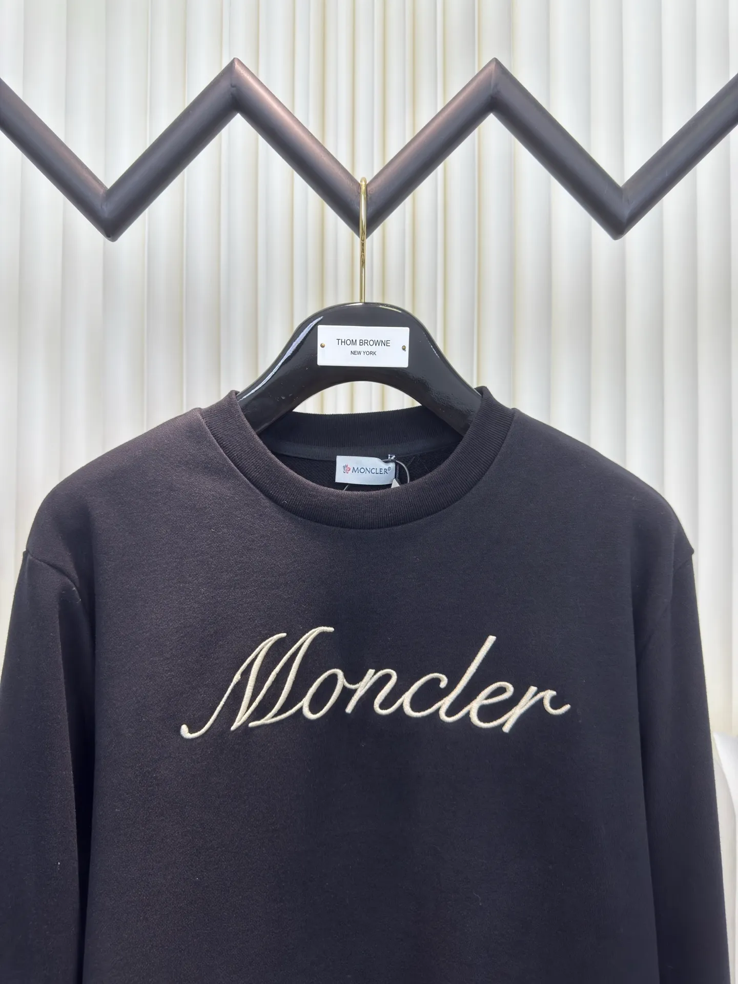 P370 Mouthless MONCLER Mouthless Embroidered Armband Sweatshirt is made of 380g brushed sweatshirt terry, and the fabric is brushed to make the surface feel softer and smoother. The thread is matched with 1*1 double yarn thread.  The embroidery uses 3D multi-dimensional embroidery, embellished with connected brand embroidered letters. The armband is made of sheepskin composite embroidery technology.  Made from soft cotton fleece, this sweatshirt is suitable for all seasons. Round neck design, embellished with logo embroidery, inspired by college baseball uniforms. Made of cotton fleece Crew neck Logo embossed and embroidered Sizes S M L XL