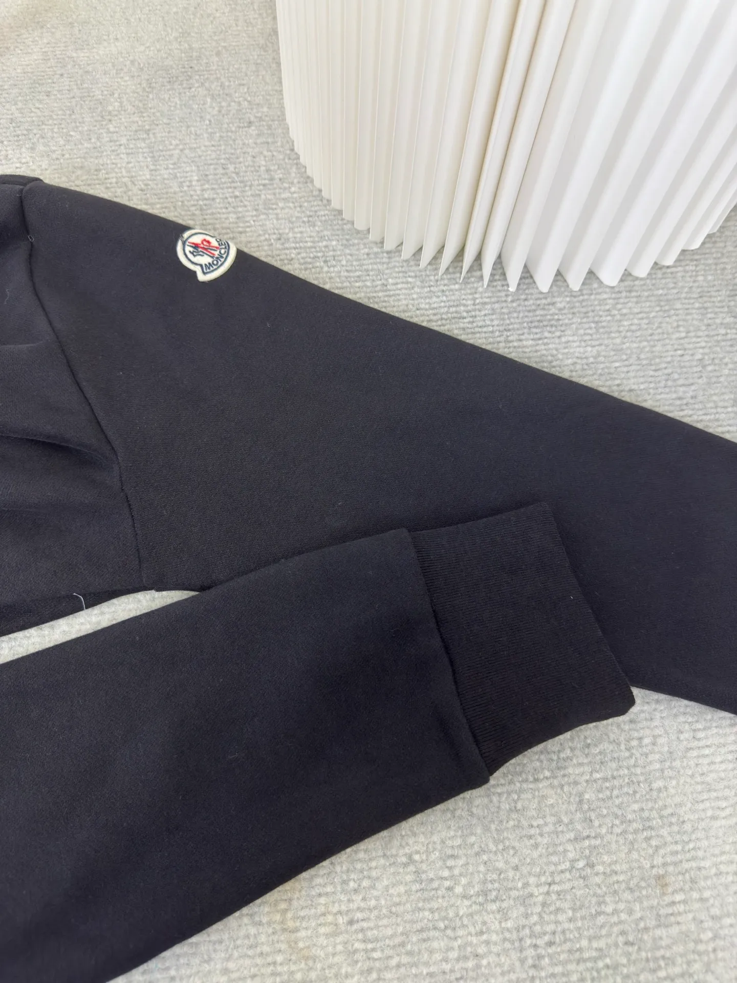 P370 Mouthless MONCLER Mouthless Embroidered Armband Sweatshirt is made of 380g brushed sweatshirt terry, and the fabric is brushed to make the surface feel softer and smoother. The thread is matched with 1*1 double yarn thread.  The embroidery uses 3D multi-dimensional embroidery, embellished with connected brand embroidered letters. The armband is made of sheepskin composite embroidery technology.  Made from soft cotton fleece, this sweatshirt is suitable for all seasons. Round neck design, embellished with logo embroidery, inspired by college baseball uniforms. Made of cotton fleece Crew neck Logo embossed and embroidered Sizes S M L XL