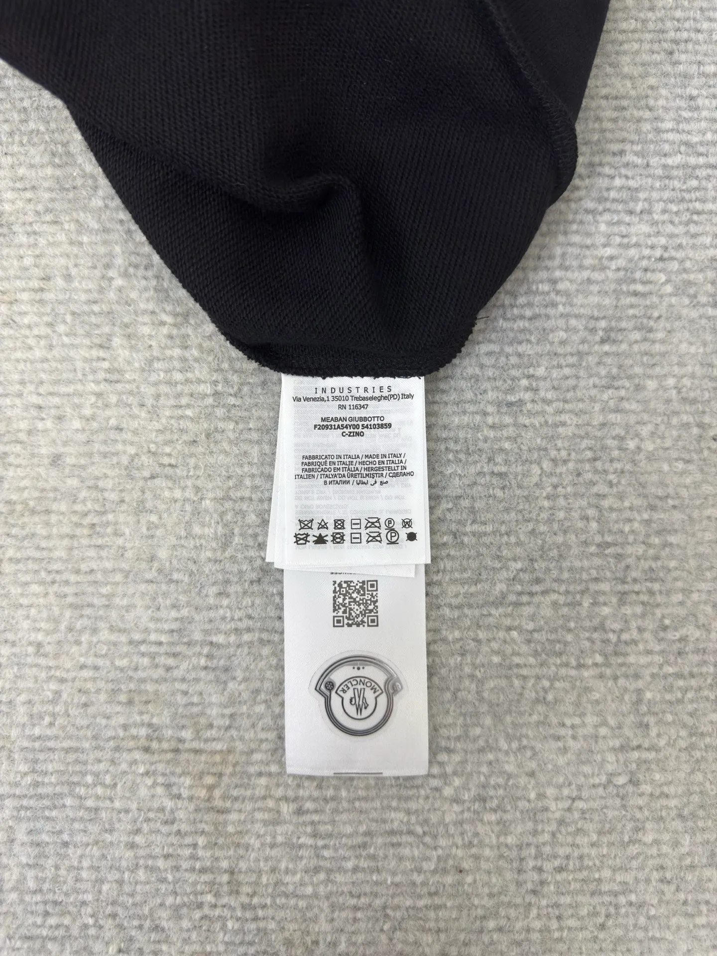 P370 Mouthless MONCLER Mouthless Embroidered Armband Sweatshirt is made of 380g brushed sweatshirt terry, and the fabric is brushed to make the surface feel softer and smoother. The thread is matched with 1*1 double yarn thread.  The embroidery uses 3D multi-dimensional embroidery, embellished with connected brand embroidered letters. The armband is made of sheepskin composite embroidery technology.  Made from soft cotton fleece, this sweatshirt is suitable for all seasons. Round neck design, embellished with logo embroidery, inspired by college baseball uniforms. Made of cotton fleece Crew neck Logo embossed and embroidered Sizes S M L XL