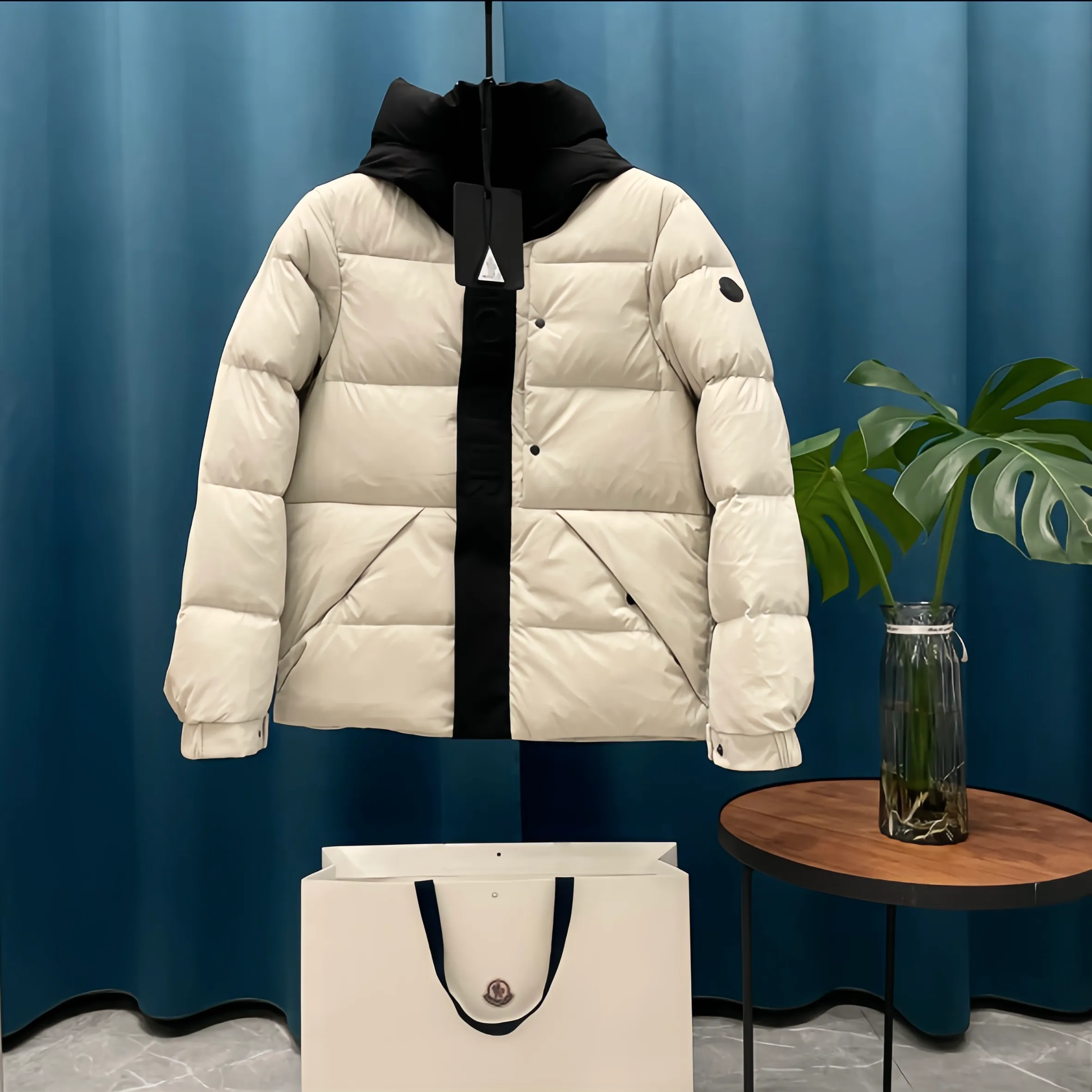 P780 Moncler➡️Madeira Black Warrior solid color logo embroidered seam zipper hooded short down jacket moncle madeira series Made of matte Longue Saison nylon, lacquered nylon lining and filled with down. The hood and front placket are made of 2.5 layers of fabric with logo and mother-of-pearl embossing. Hidden button and zipper closure. The outer pocket has a hidden snap button closure. The chest pocket has a zipper closure. The adjustable hood and hem have elastic drawstrings. Matt black logo. Versatile and popular, the upper body effect is excellent!