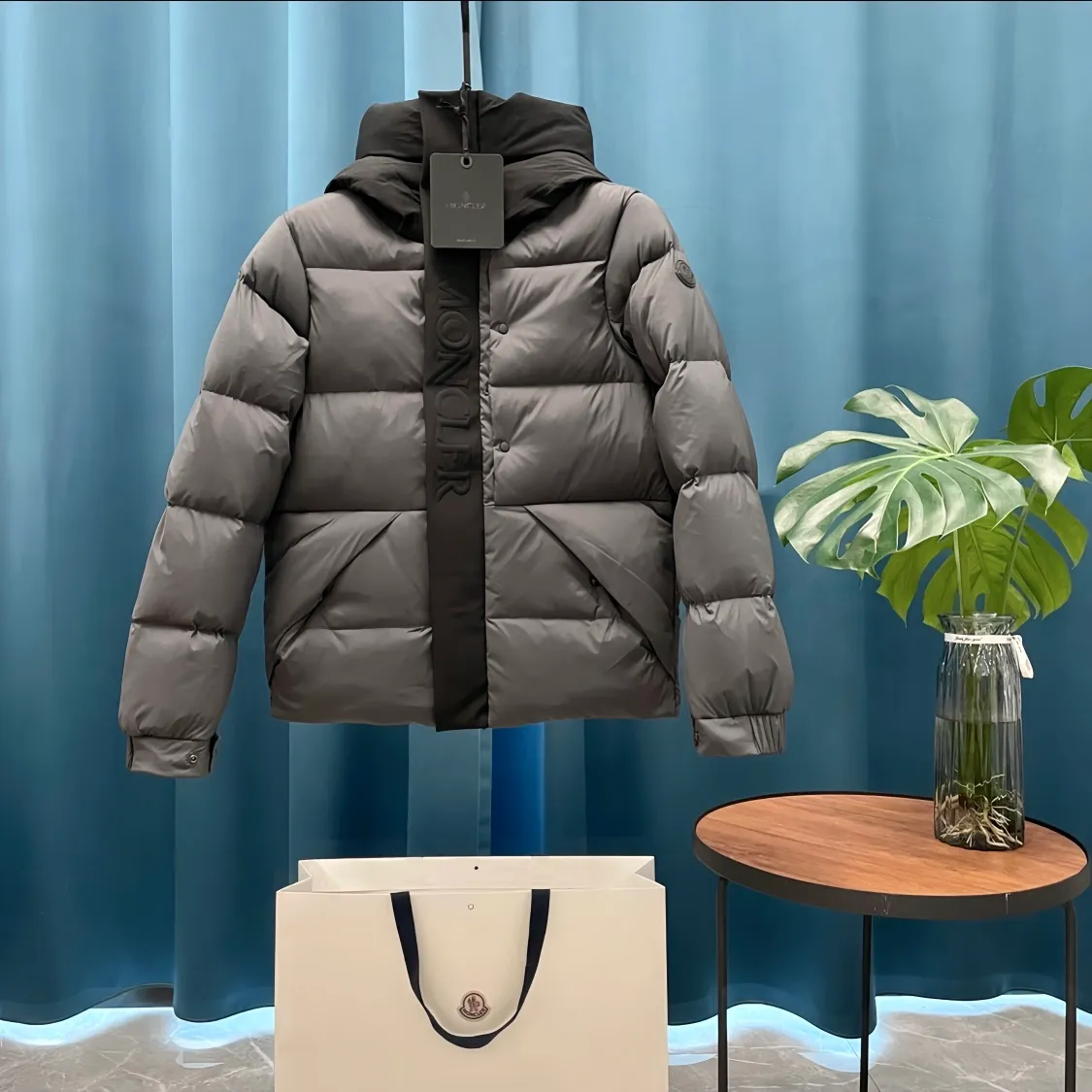 P780 Moncler➡️Madeira Black Warrior solid color logo embroidered seam zipper hooded short down jacket moncle madeira series Made of matte Longue Saison nylon, lacquered nylon lining and filled with down. The hood and front placket are made of 2.5 layers of fabric with logo and mother-of-pearl embossing. Hidden button and zipper closure. The outer pocket has a hidden snap button closure. The chest pocket has a zipper closure. The adjustable hood and hem have elastic drawstrings. Matt black logo. Versatile and popular, the upper body effect is excellent!