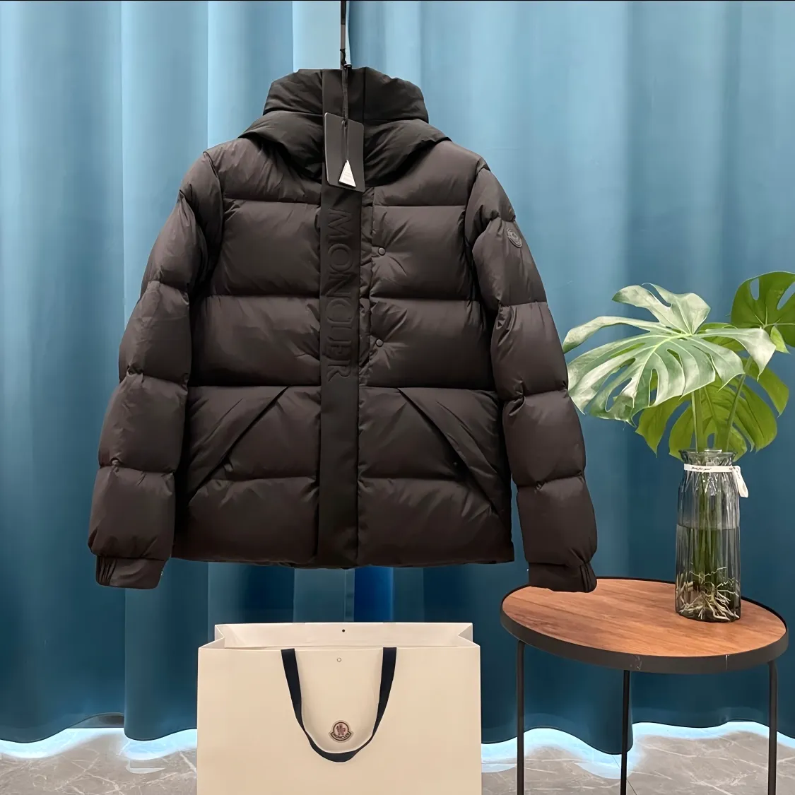 P780 Moncler➡️Madeira Black Warrior solid color logo embroidered seam zipper hooded short down jacket moncle madeira series Made of matte Longue Saison nylon, lacquered nylon lining and filled with down. The hood and front placket are made of 2.5 layers of fabric with logo and mother-of-pearl embossing. Hidden button and zipper closure. The outer pocket has a hidden snap button closure. The chest pocket has a zipper closure. The adjustable hood and hem have elastic drawstrings. Matt black logo. Versatile and popular, the upper body effect is excellent!