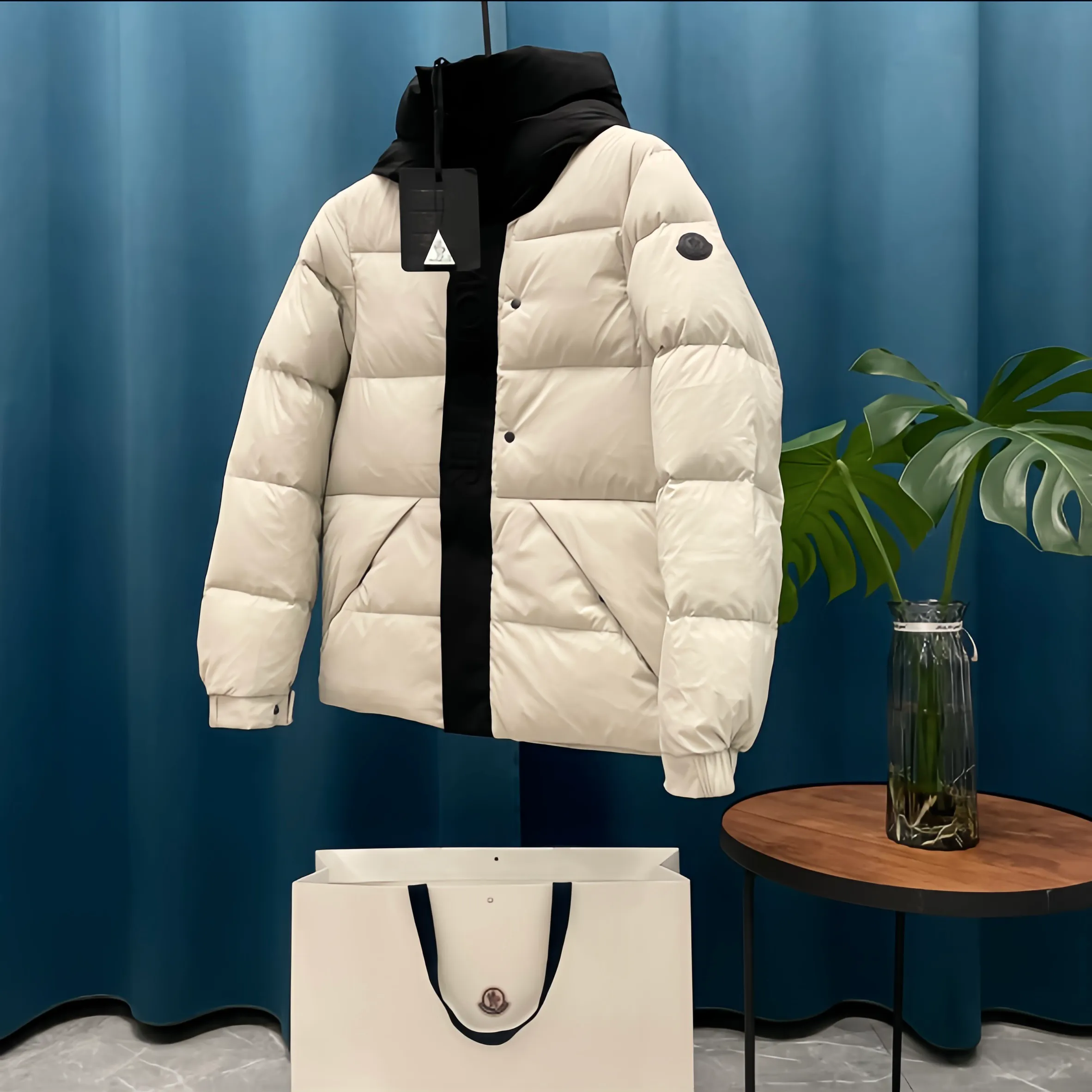 P780 Moncler➡️Madeira Black Warrior solid color logo embroidered seam zipper hooded short down jacket moncle madeira series Made of matte Longue Saison nylon, lacquered nylon lining and filled with down. The hood and front placket are made of 2.5 layers of fabric with logo and mother-of-pearl embossing. Hidden button and zipper closure. The outer pocket has a hidden snap button closure. The chest pocket has a zipper closure. The adjustable hood and hem have elastic drawstrings. Matt black logo. Versatile and popular, the upper body effect is excellent!