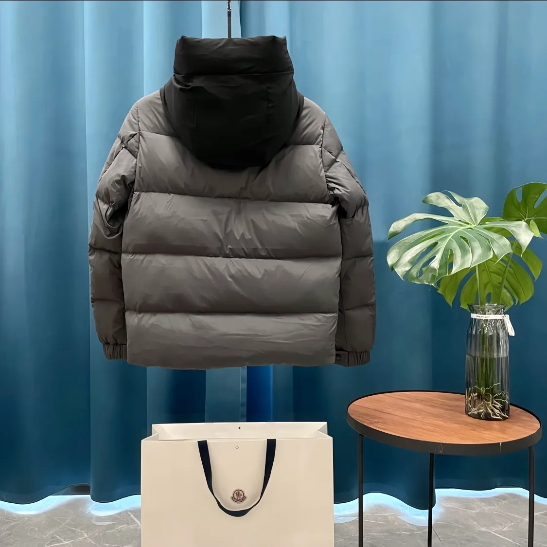 P780 Moncler➡️Madeira Black Warrior solid color logo embroidered seam zipper hooded short down jacket moncle madeira series Made of matte Longue Saison nylon, lacquered nylon lining and filled with down. The hood and front placket are made of 2.5 layers of fabric with logo and mother-of-pearl embossing. Hidden button and zipper closure. The outer pocket has a hidden snap button closure. The chest pocket has a zipper closure. The adjustable hood and hem have elastic drawstrings. Matt black logo. Versatile and popular, the upper body effect is excellent!