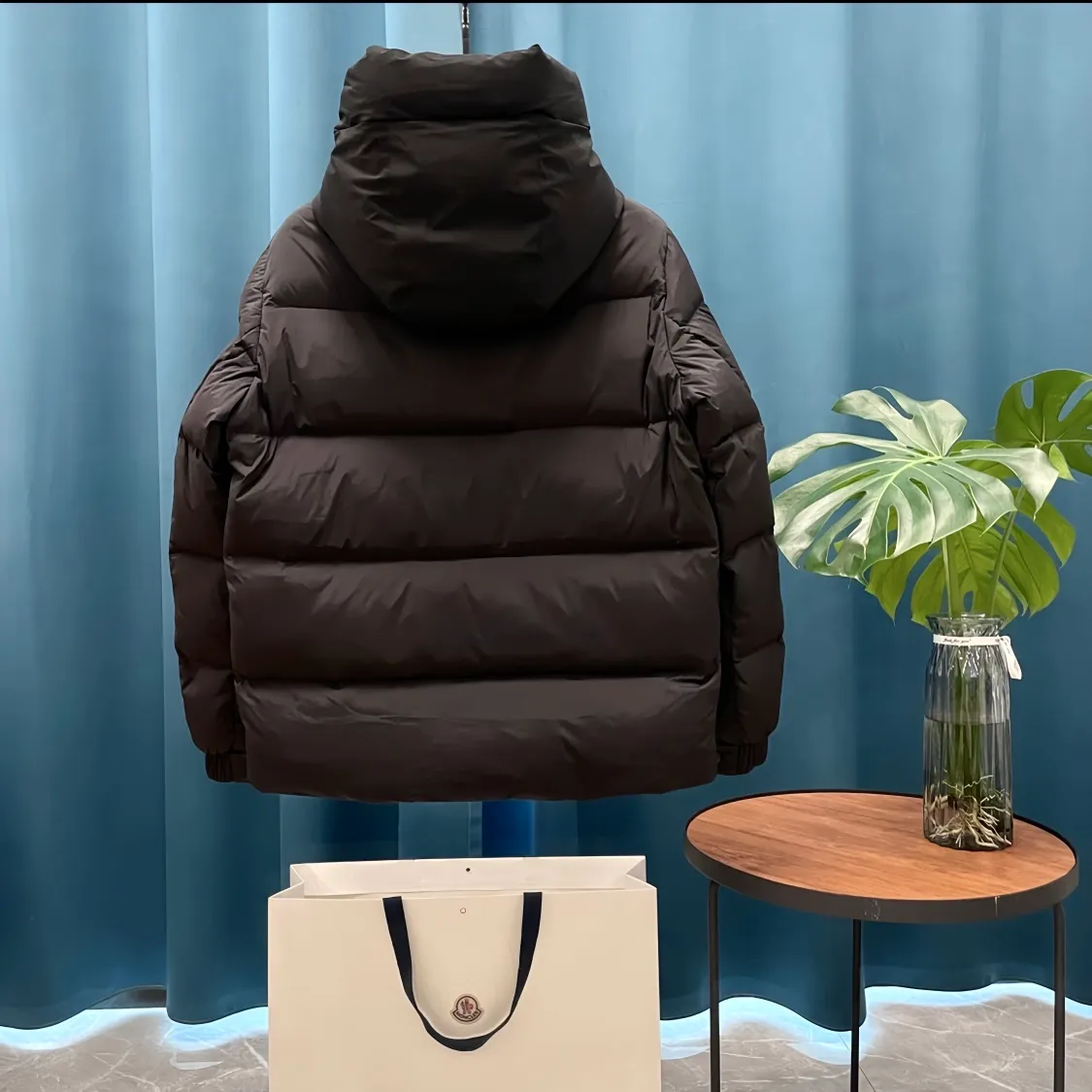 P780 Moncler➡️Madeira Black Warrior solid color logo embroidered seam zipper hooded short down jacket moncle madeira series Made of matte Longue Saison nylon, lacquered nylon lining and filled with down. The hood and front placket are made of 2.5 layers of fabric with logo and mother-of-pearl embossing. Hidden button and zipper closure. The outer pocket has a hidden snap button closure. The chest pocket has a zipper closure. The adjustable hood and hem have elastic drawstrings. Matt black logo. Versatile and popular, the upper body effect is excellent!