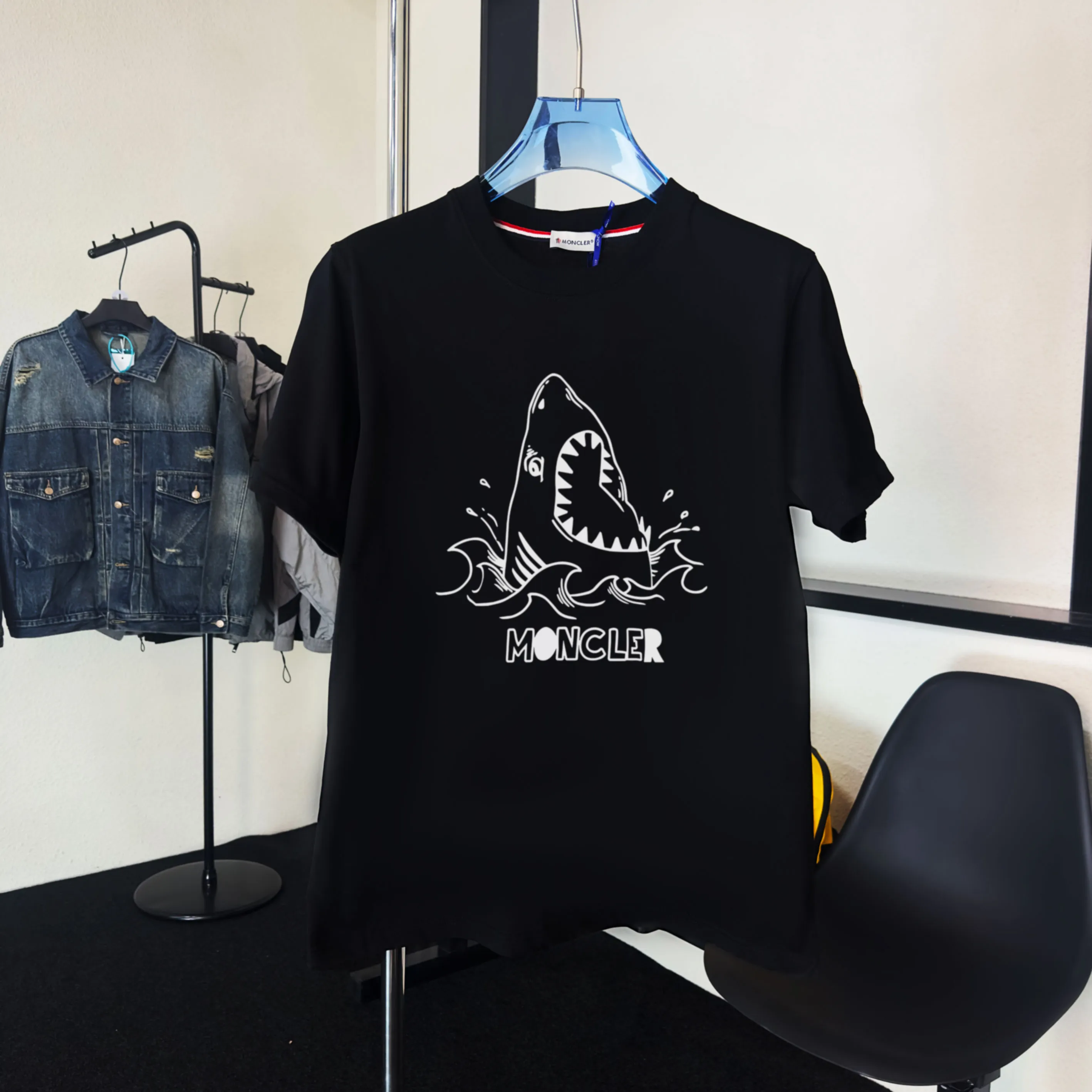 P140 💰Upgraded version "Mobile phone smart sensor ~ NFC chip armband ~ direct access to the official website for anti-counterfeiting" "Moncler ~ Mouth Mouth" 2025 new high-quality round neck short-sleeved T-shirt. The cuffs have imported embroidered labels. Customized dyeing, very comfortable to touch. Super versatile and good-looking short-sleeved. Complete with three labels. Non-market ordinary version. Feel free to compare. Quality is absolutely guaranteed! ‼ First of all, this original fabric is all custom-woven with 32-count double yarn fabric, 250G, and the weight is the same‼ Fine workmanship, double waistcoat method, double waistcoat method, double waistcoat method makes the whole dress more three-dimensional, which is not a craft that ordinary T-shirts can achieve🤪 Size: S-M-L-XL-2XL Color: black, white, apricot, same style for men and women