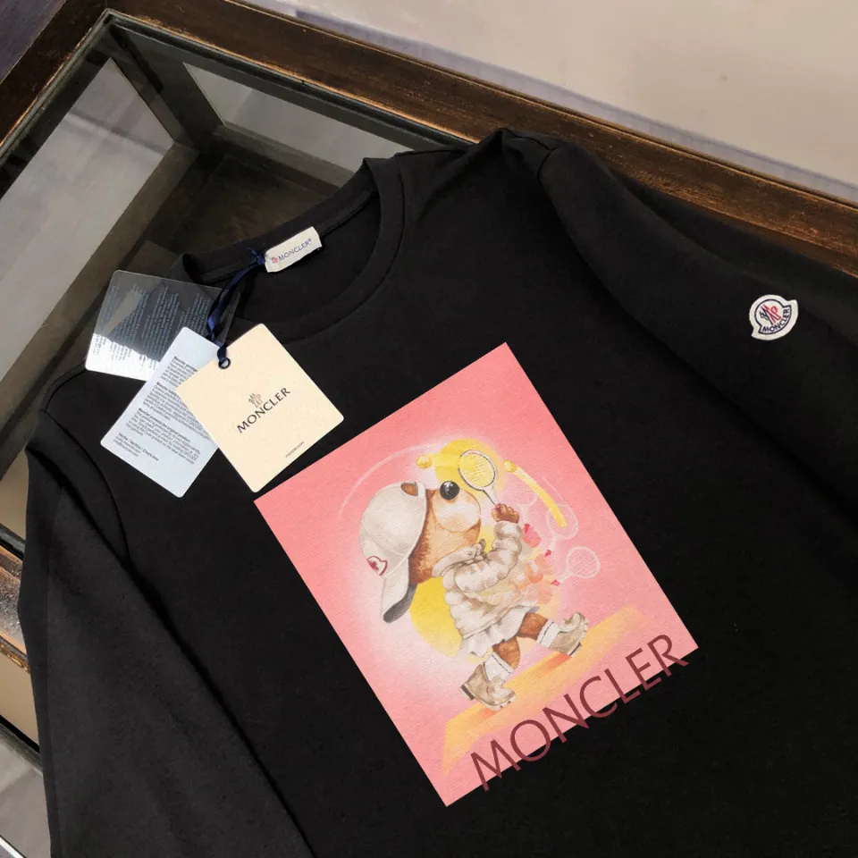 P180, a non-off-the-shelf model, you can trust it. Moncler printed long-sleeved T-shirt, 240g breathable cotton fabric, very soft and comfortable texture, does not shrink, does not deform, does not ball), can be worn alone as a base layer. Original customized accessories, collar label, care mark, hangtag, packaging (perfect details) Color: White Black Size: XS S M L