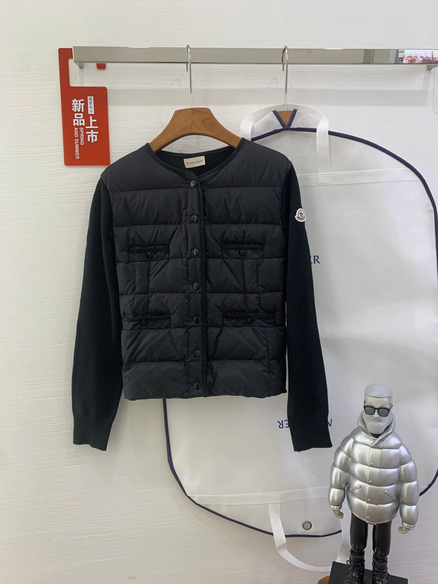 P640 French purchasing agent MONCLER 25-year-old 4-pocket thin spliced ​​knitted down jacket for women. This cardigan is equipped with a down-filled front and is suitable for wearing in all seasons throughout the year. Midweight knit style in merino wool. •Made from fine merino wool •longue saison lining •Longue saison front filled with down •Fully molded jersey •7 needles •Snap button closure •Pockets •Knit trim