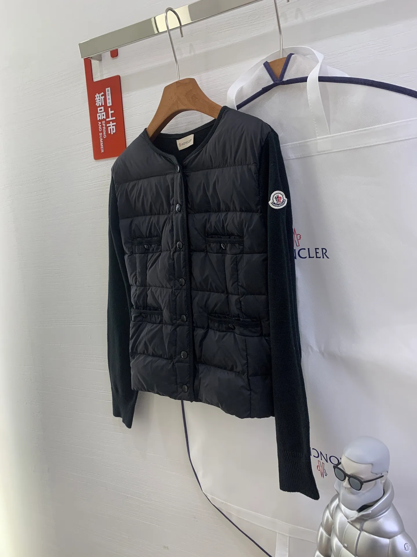 P640 French purchasing agent MONCLER 25-year-old 4-pocket thin spliced ​​knitted down jacket for women. This cardigan is equipped with a down-filled front and is suitable for wearing in all seasons throughout the year. Midweight knit style in merino wool. •Made from fine merino wool •longue saison lining •Longue saison front filled with down •Fully molded jersey •7 needles •Snap button closure •Pockets •Knit trim