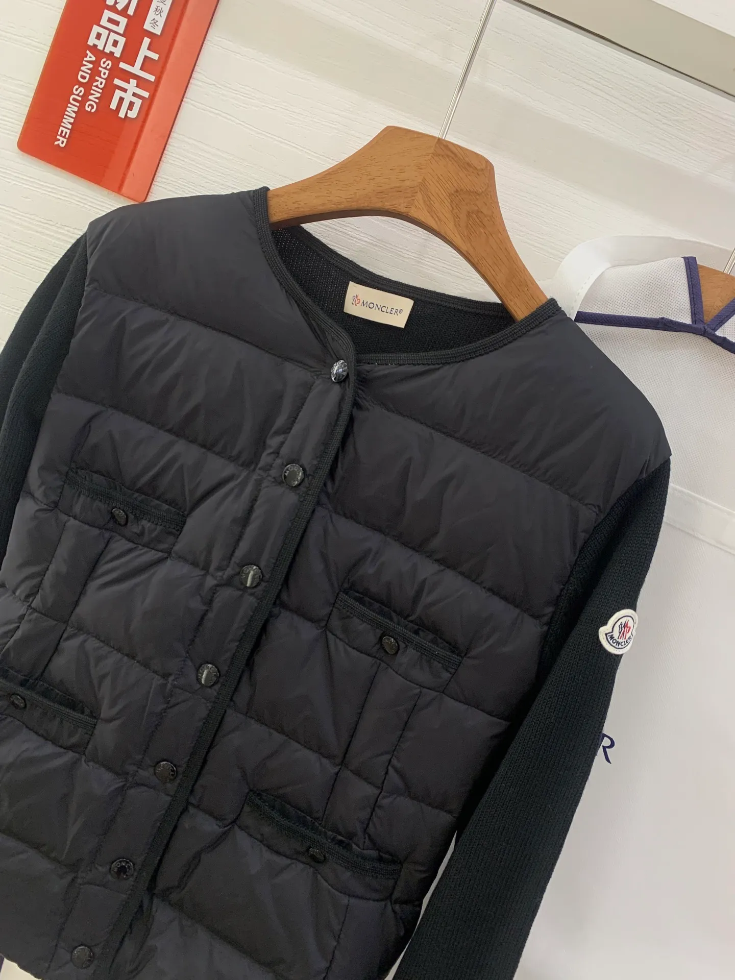 P640 French purchasing agent MONCLER 25-year-old 4-pocket thin spliced ​​knitted down jacket for women. This cardigan is equipped with a down-filled front and is suitable for wearing in all seasons throughout the year. Midweight knit style in merino wool. •Made from fine merino wool •longue saison lining •Longue saison front filled with down •Fully molded jersey •7 needles •Snap button closure •Pockets •Knit trim