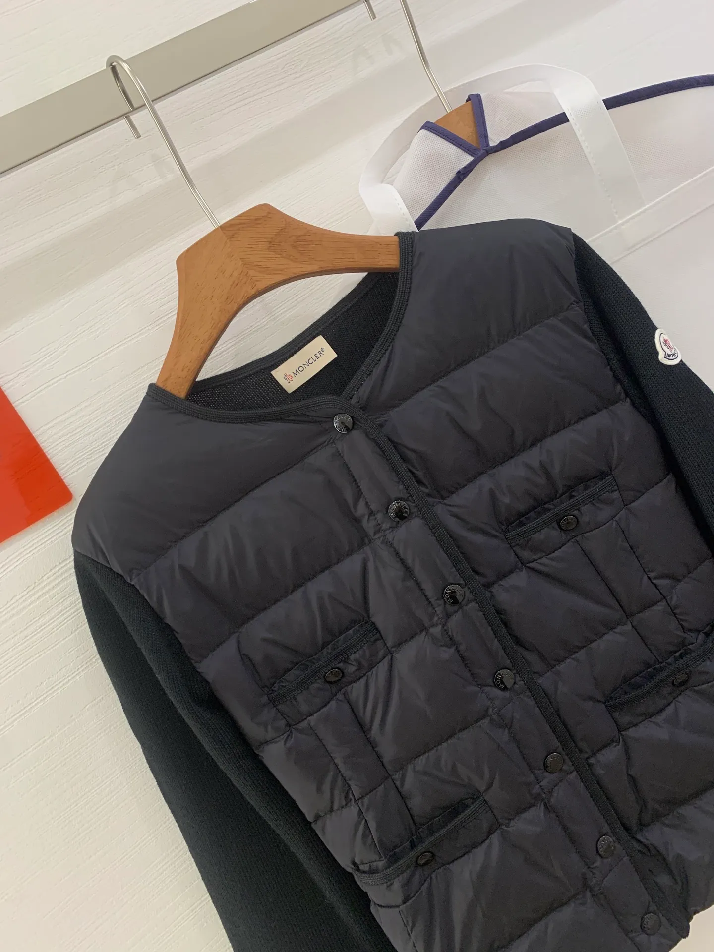 P640 French purchasing agent MONCLER 25-year-old 4-pocket thin spliced ​​knitted down jacket for women. This cardigan is equipped with a down-filled front and is suitable for wearing in all seasons throughout the year. Midweight knit style in merino wool. •Made from fine merino wool •longue saison lining •Longue saison front filled with down •Fully molded jersey •7 needles •Snap button closure •Pockets •Knit trim