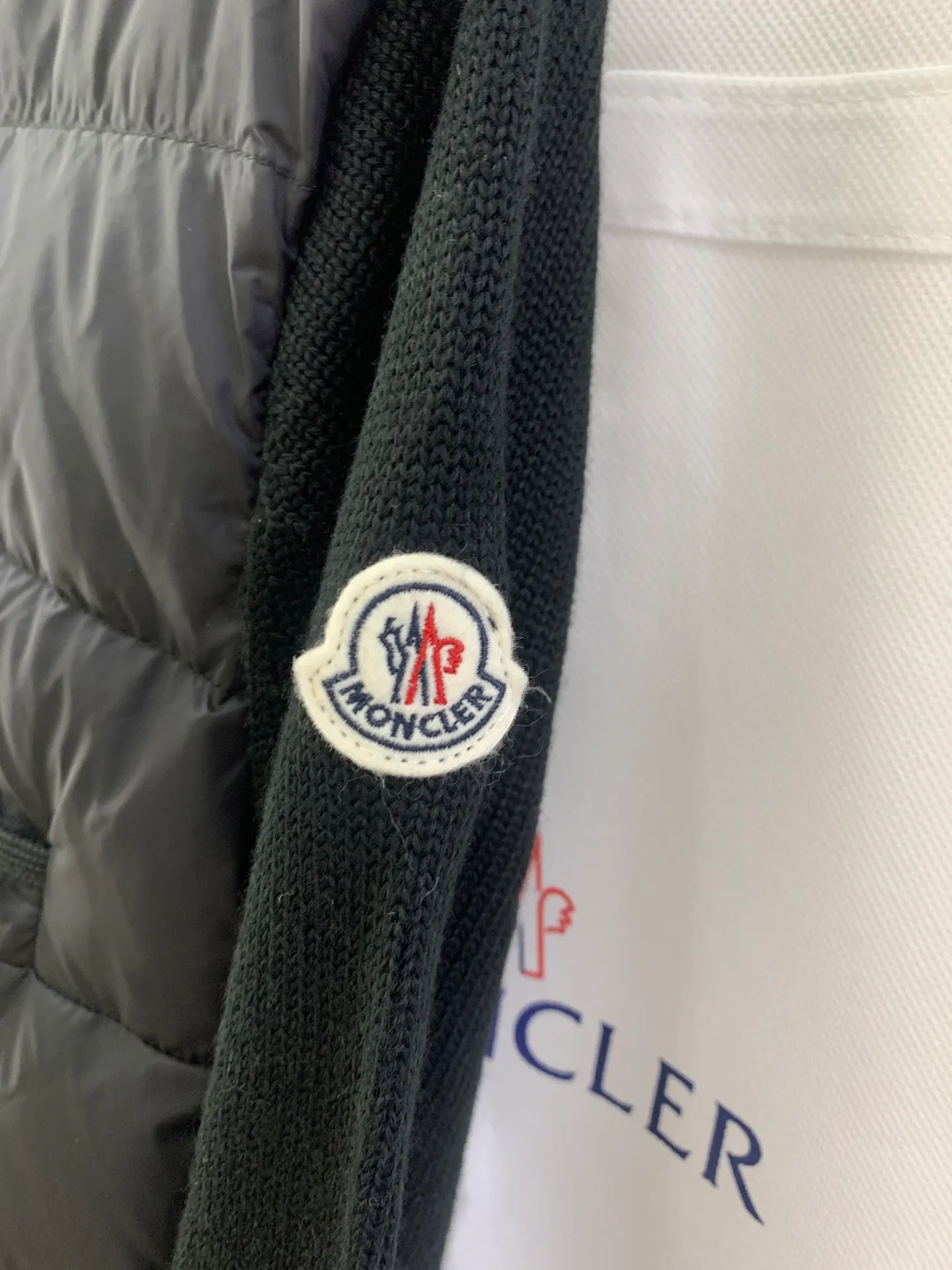 P640 French purchasing agent MONCLER 25-year-old 4-pocket thin spliced ​​knitted down jacket for women. This cardigan is equipped with a down-filled front and is suitable for wearing in all seasons throughout the year. Midweight knit style in merino wool. •Made from fine merino wool •longue saison lining •Longue saison front filled with down •Fully molded jersey •7 needles •Snap button closure •Pockets •Knit trim