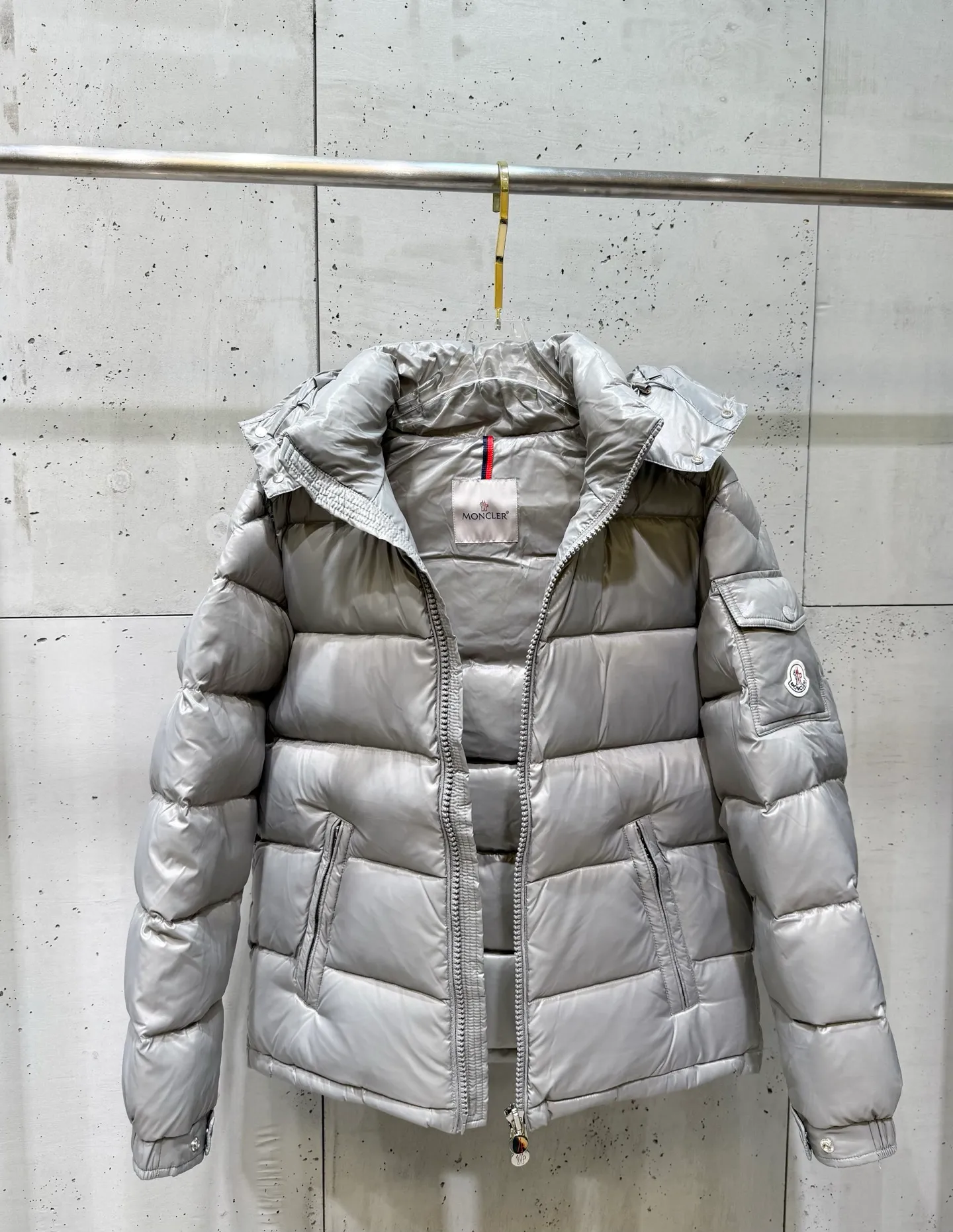 The same style as P760 Moncler Maya Maya Feather Emperor Eason Chan, a short down jacket with a handsome upper body. It won’t look so bloated! Celebrities are afraid of matching styles, but this down has been worn by almost all celebrities in the entertainment industry. Why? Because it is truly a classic! And you can’t go wrong wearing it in winter, it’s very warm, and it won’t run out of lint! Cold winter! Get your winter clothes ready! Super warm, readily available goose down all year round. Code number: 12345.
