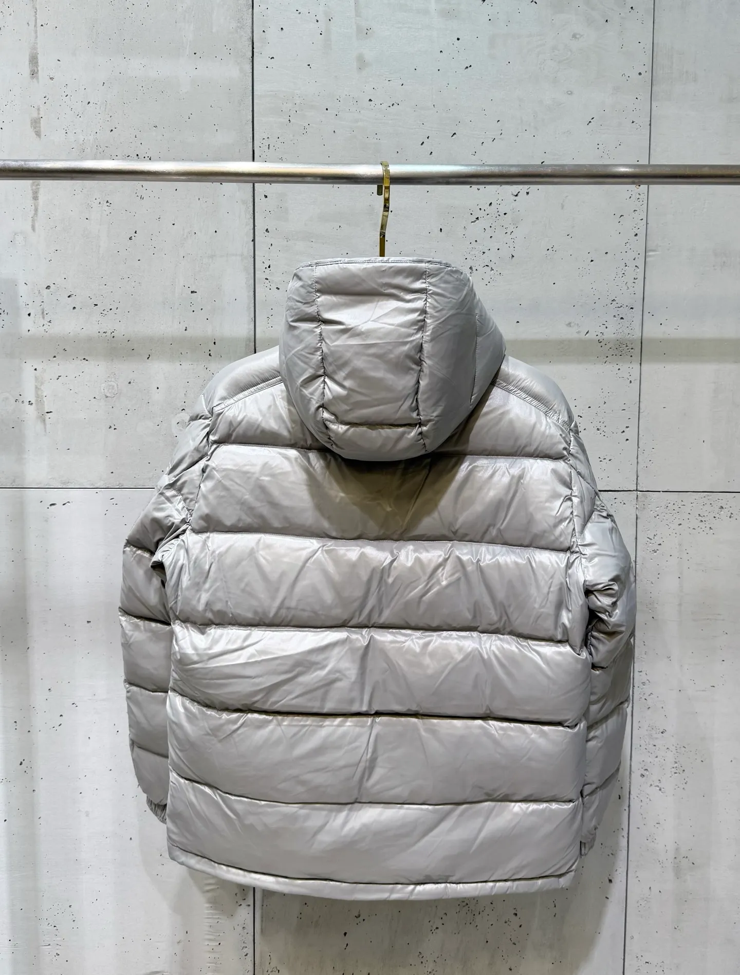 The same style as P760 Moncler Maya Maya Feather Emperor Eason Chan, a short down jacket with a handsome upper body. It won’t look so bloated! Celebrities are afraid of matching styles, but this down has been worn by almost all celebrities in the entertainment industry. Why? Because it is truly a classic! And you can’t go wrong wearing it in winter, it’s very warm, and it won’t run out of lint! Cold winter! Get your winter clothes ready! Super warm, readily available goose down all year round. Code number: 12345.