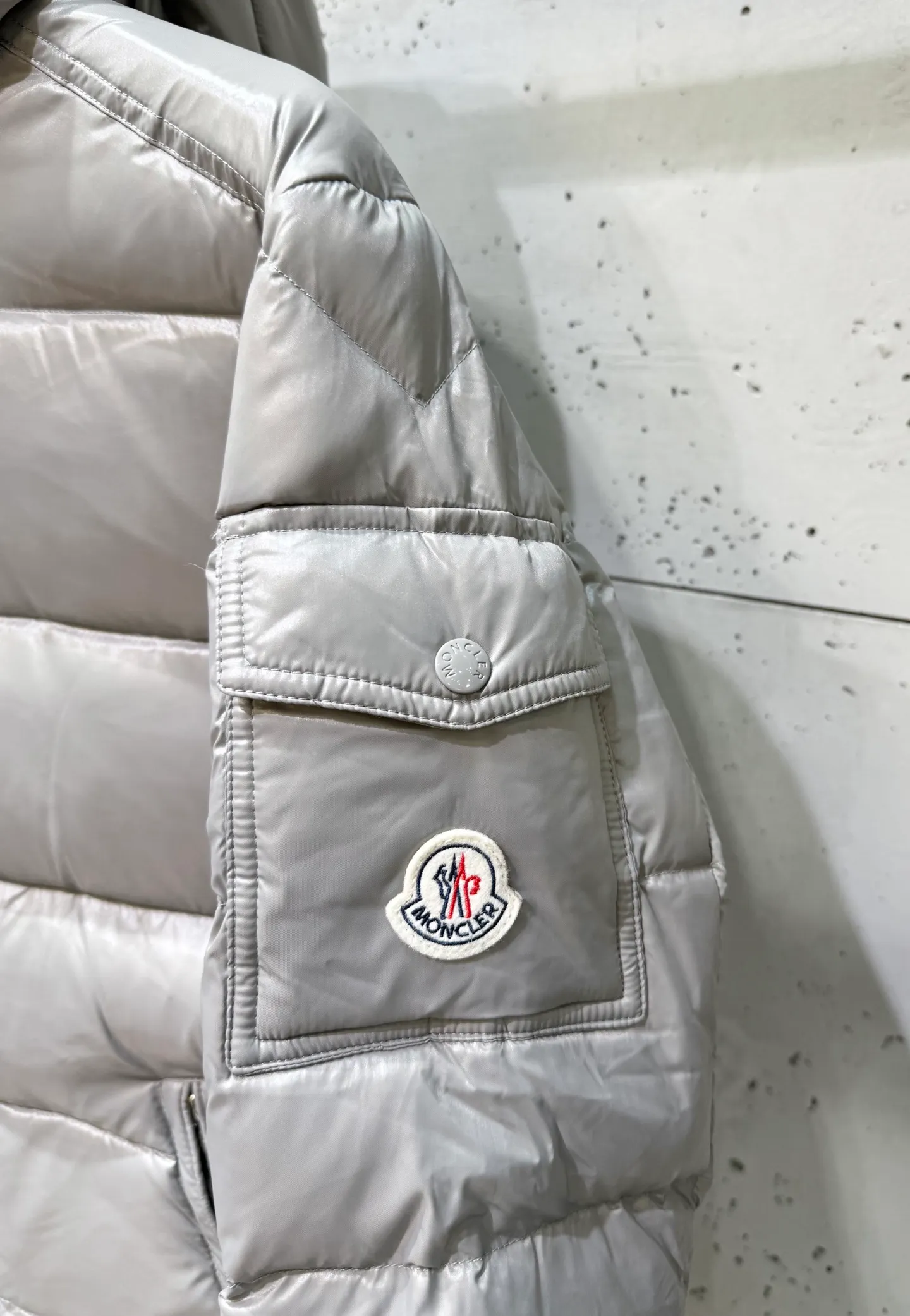 The same style as P760 Moncler Maya Maya Feather Emperor Eason Chan, a short down jacket with a handsome upper body. It won’t look so bloated! Celebrities are afraid of matching styles, but this down has been worn by almost all celebrities in the entertainment industry. Why? Because it is truly a classic! And you can’t go wrong wearing it in winter, it’s very warm, and it won’t run out of lint! Cold winter! Get your winter clothes ready! Super warm, readily available goose down all year round. Code number: 12345.