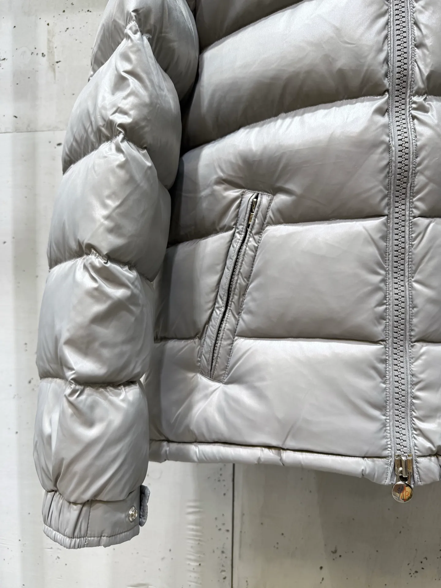 The same style as P760 Moncler Maya Maya Feather Emperor Eason Chan, a short down jacket with a handsome upper body. It won’t look so bloated! Celebrities are afraid of matching styles, but this down has been worn by almost all celebrities in the entertainment industry. Why? Because it is truly a classic! And you can’t go wrong wearing it in winter, it’s very warm, and it won’t run out of lint! Cold winter! Get your winter clothes ready! Super warm, readily available goose down all year round. Code number: 12345.