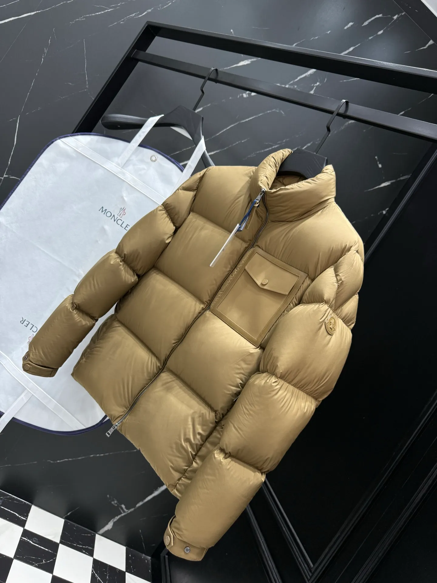 P860 Moncler Chinon Square-Quilted Short Down short stand-up collar zipper long-sleeved down jacket 🆕Original 1:1 customized hardware accessories are all imported and original customization. Welcome to compare at the counter. Absolutely high quality. Made of top-grade white duck down. Super soft. Full and fluffy. Super heavy workmanship. Fabric workmanship. 👍Perfect version. Note⚠The fabric is super comfortable. Exclusive model. Non-market goods. Unisex size: 12345 Color: black camel beige