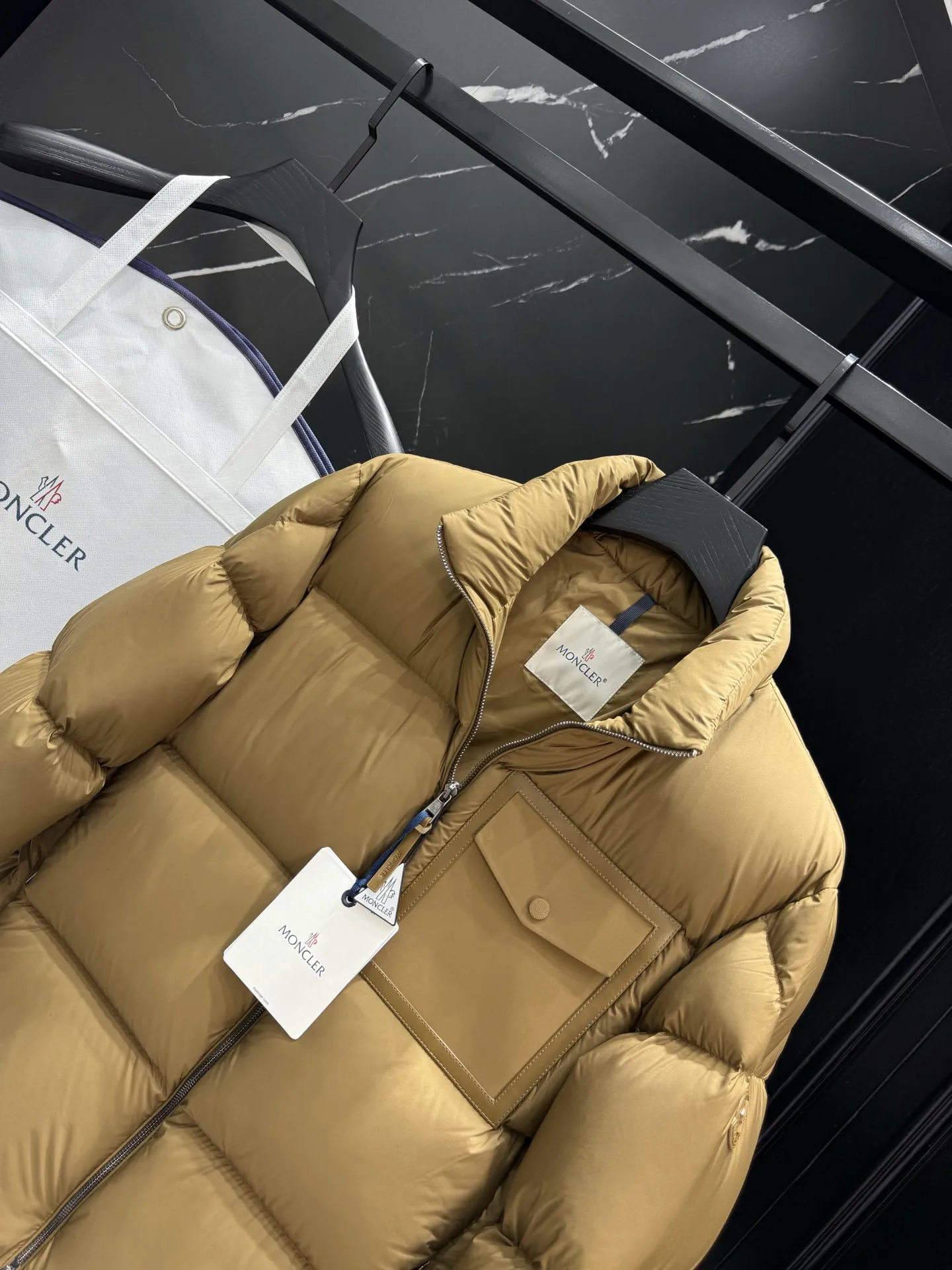 P860 Moncler Chinon Square-Quilted Short Down short stand-up collar zipper long-sleeved down jacket 🆕Original 1:1 customized hardware accessories are all imported and original customization. Welcome to compare at the counter. Absolutely high quality. Made of top-grade white duck down. Super soft. Full and fluffy. Super heavy workmanship. Fabric workmanship. 👍Perfect version. Note⚠The fabric is super comfortable. Exclusive model. Non-market goods. Unisex size: 12345 Color: black camel beige